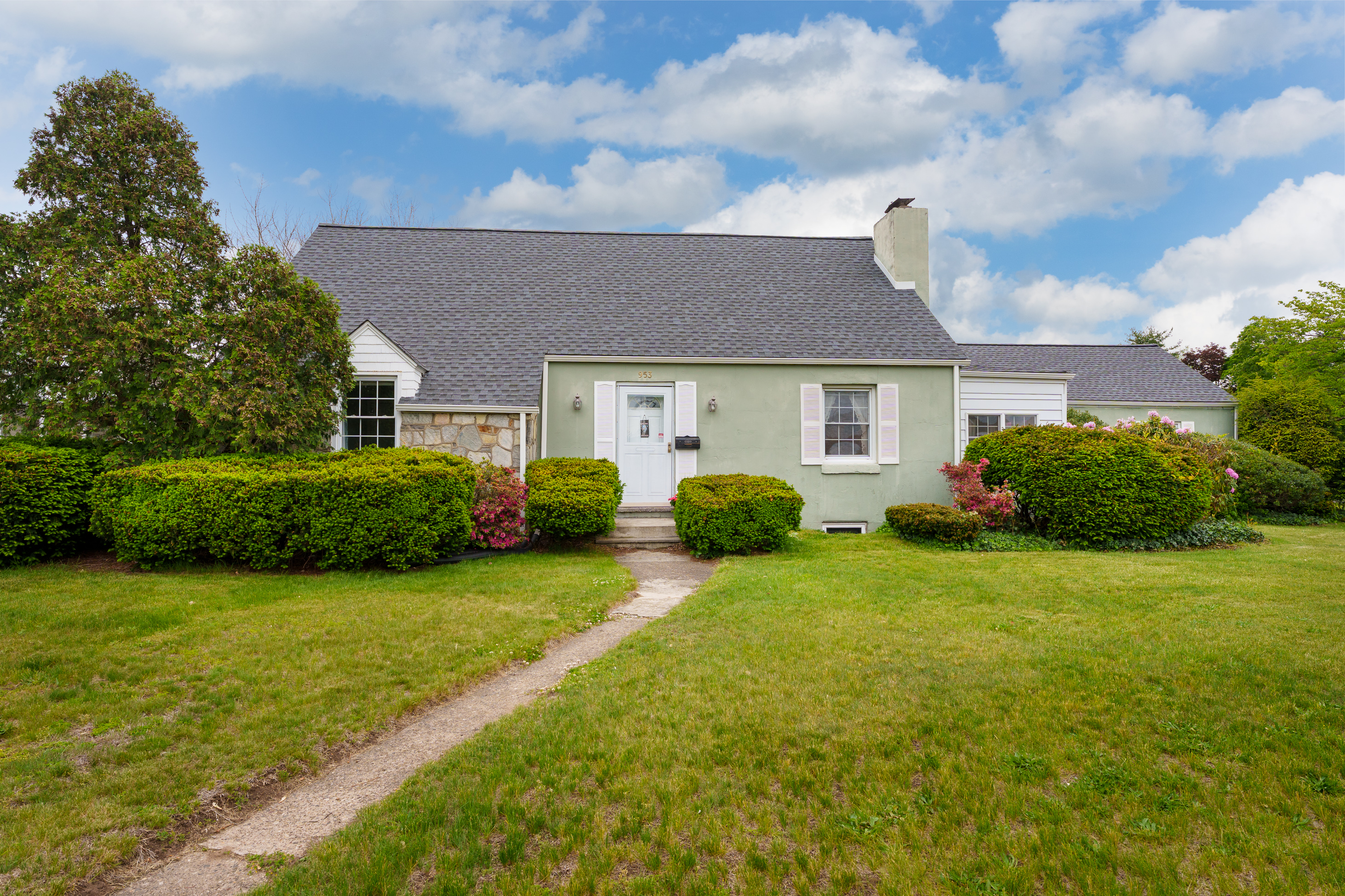  Well-Maintained Cape with Spacious Rooms and a Three-Car Garage - 物件實景