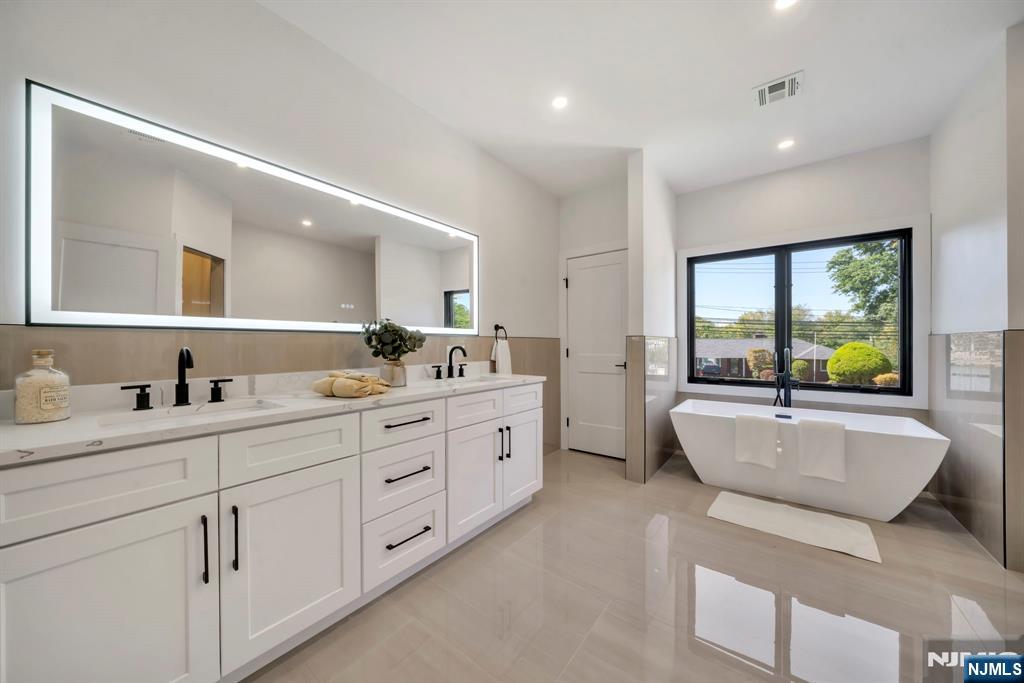 Northvale, New Jersey, 07647, United States, 6 Bedrooms Bedrooms, ,6 BathroomsBathrooms,Residential,For Sale,2003296