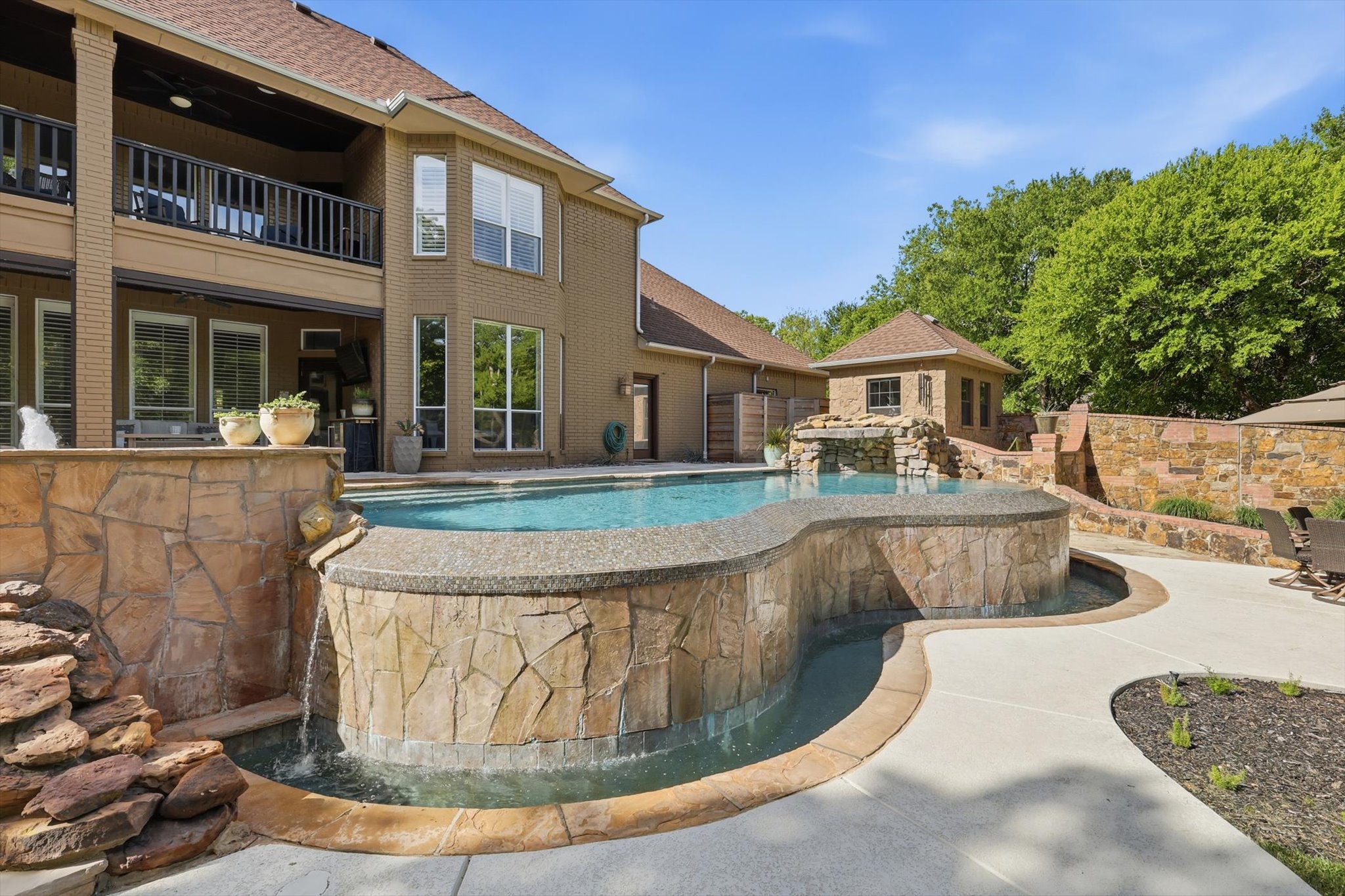  Resort-Style Estate Living on 1.9 Wooded Acres in Prestigious Shadow Wood Estate - 物件實景