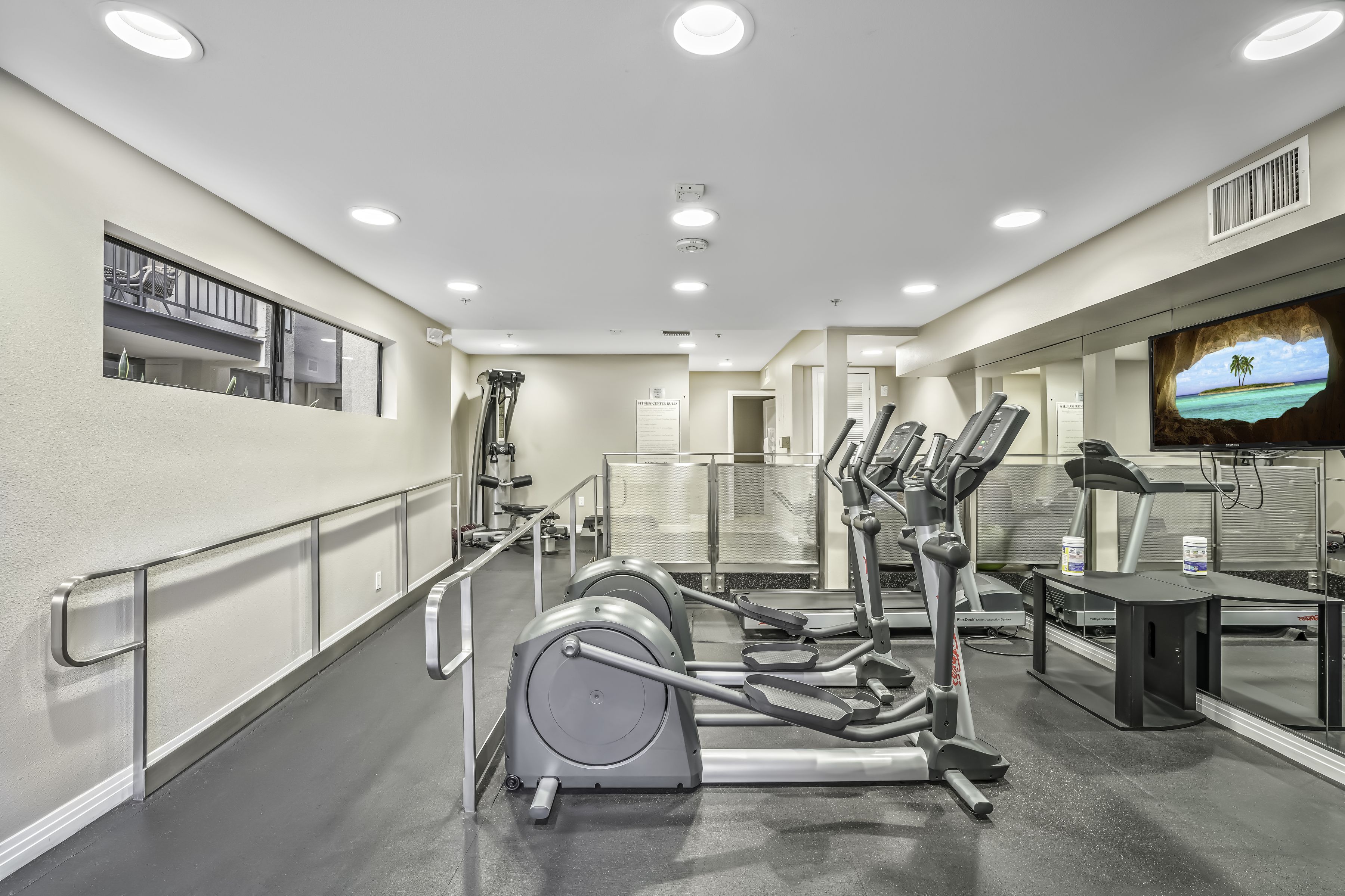  7320 Hawthorn Ave - 物件實景