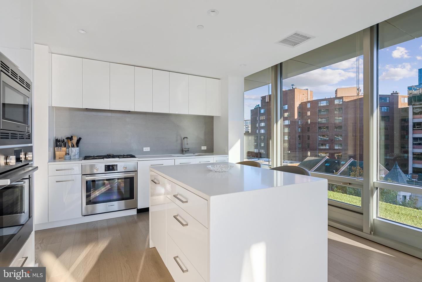 Washington, District of Columbia, 20037, United States, 3 Bedrooms Bedrooms, ,3 BathroomsBathrooms,Residential,For Sale,1961771