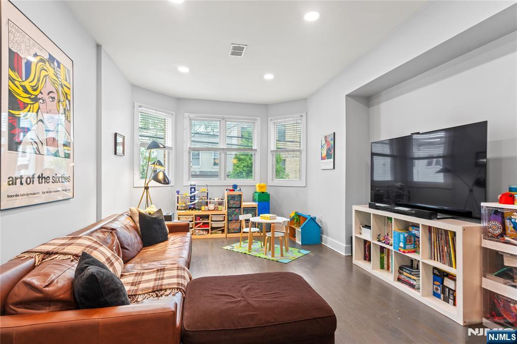 Jersey City, New Jersey, 07307, United States, 3 Bedrooms Bedrooms, ,2 BathroomsBathrooms,Residential,For Sale,1918659