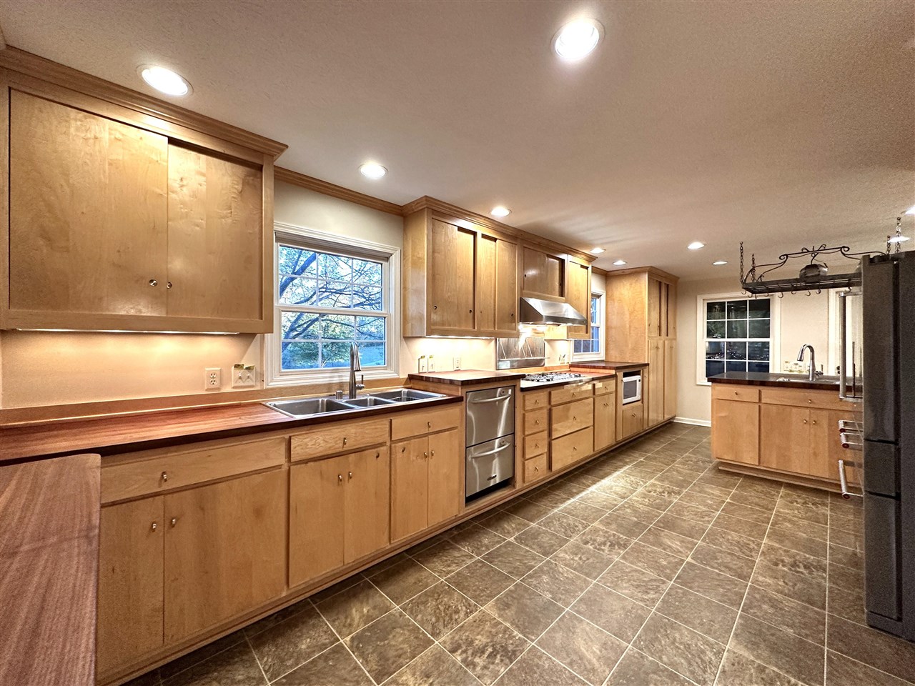 Bowling Green, Kentucky, 42103, United States, 4 Bedrooms Bedrooms, ,5 BathroomsBathrooms,Residential,For Sale,1991633