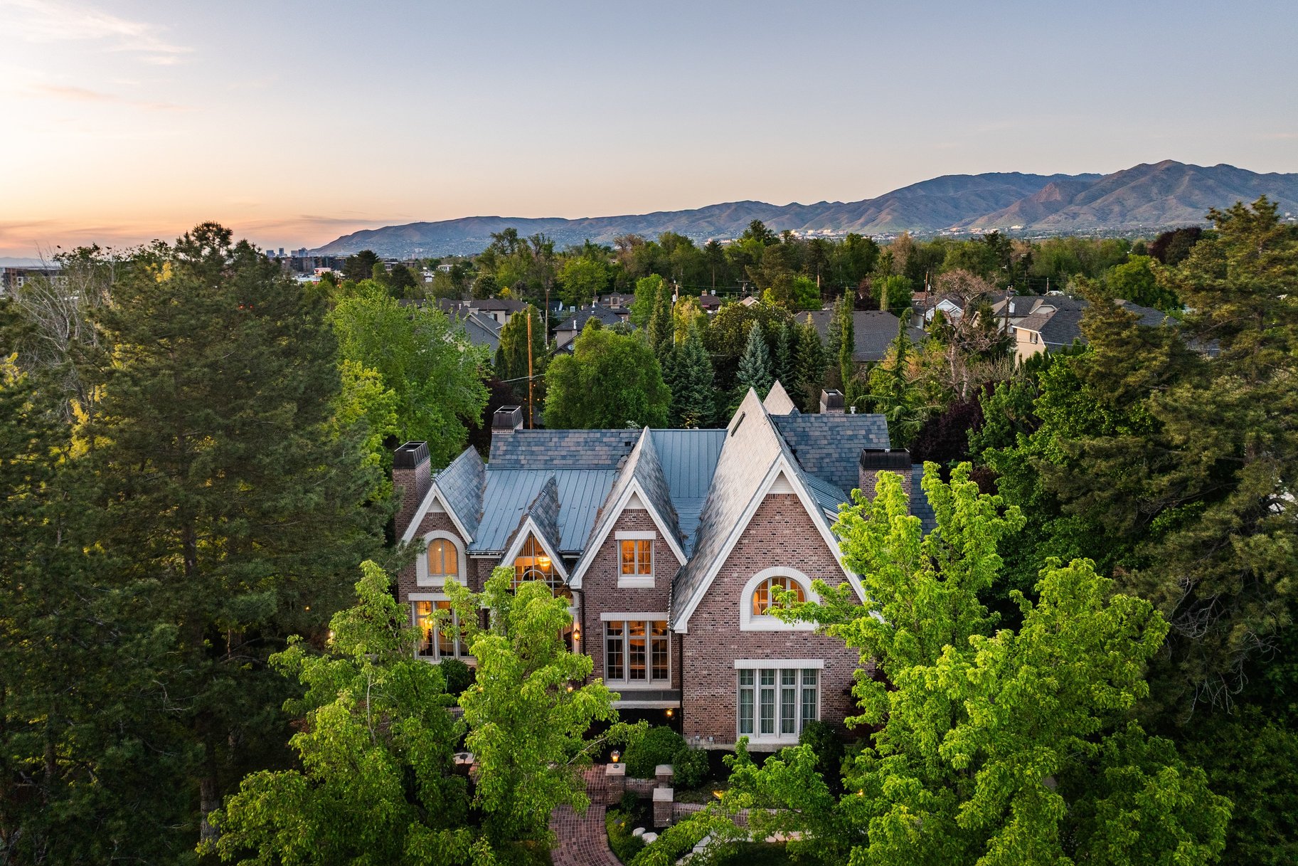  Stunning Custom Build on Millcreek Way - 物件實景
