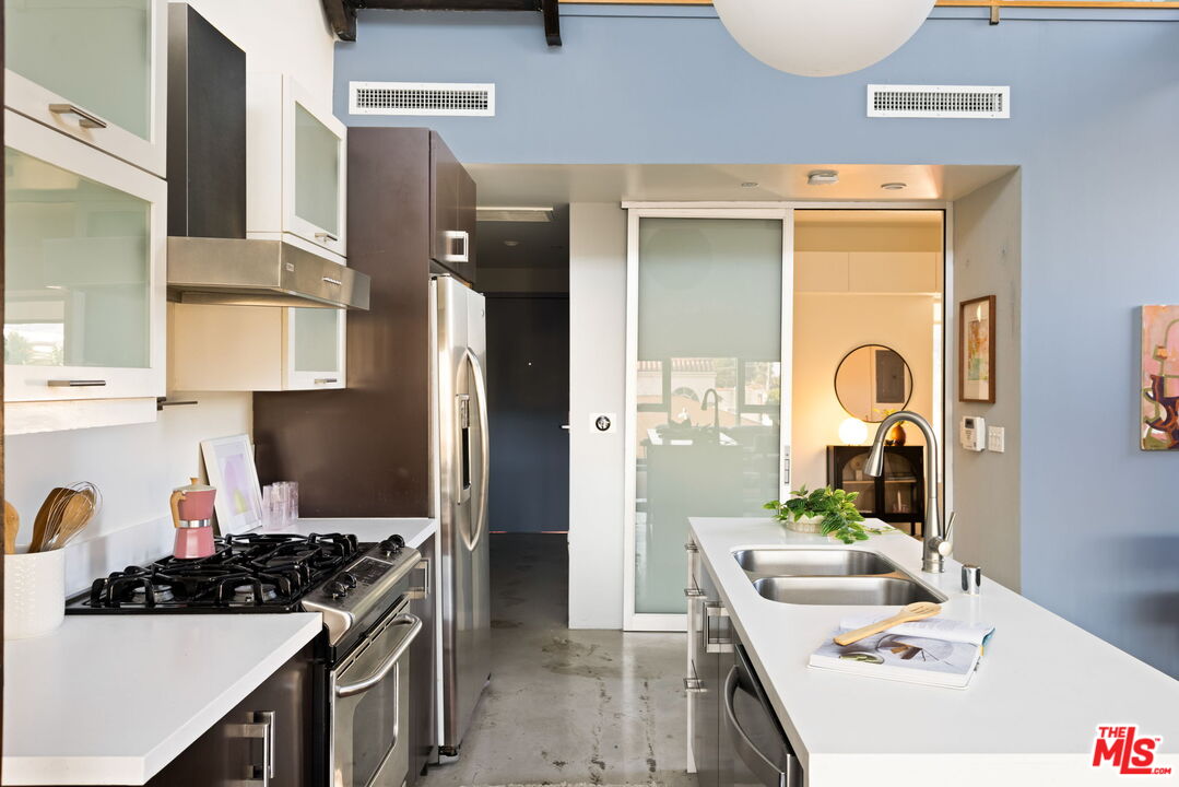 Los Angeles, California, 90038, United States, 2 Bedrooms Bedrooms, ,2 BathroomsBathrooms,Residential,For Sale,1917105