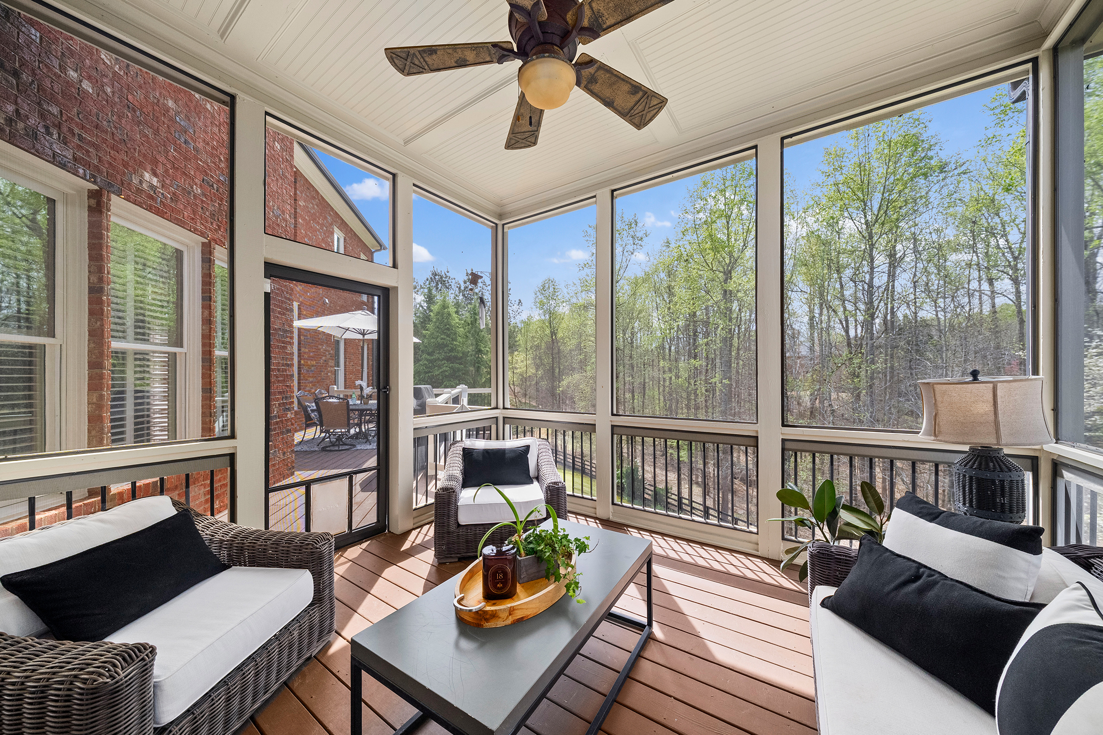  Meticulous Brick Estate Blends Timeless Architecture with Elevated Design - 物件實景