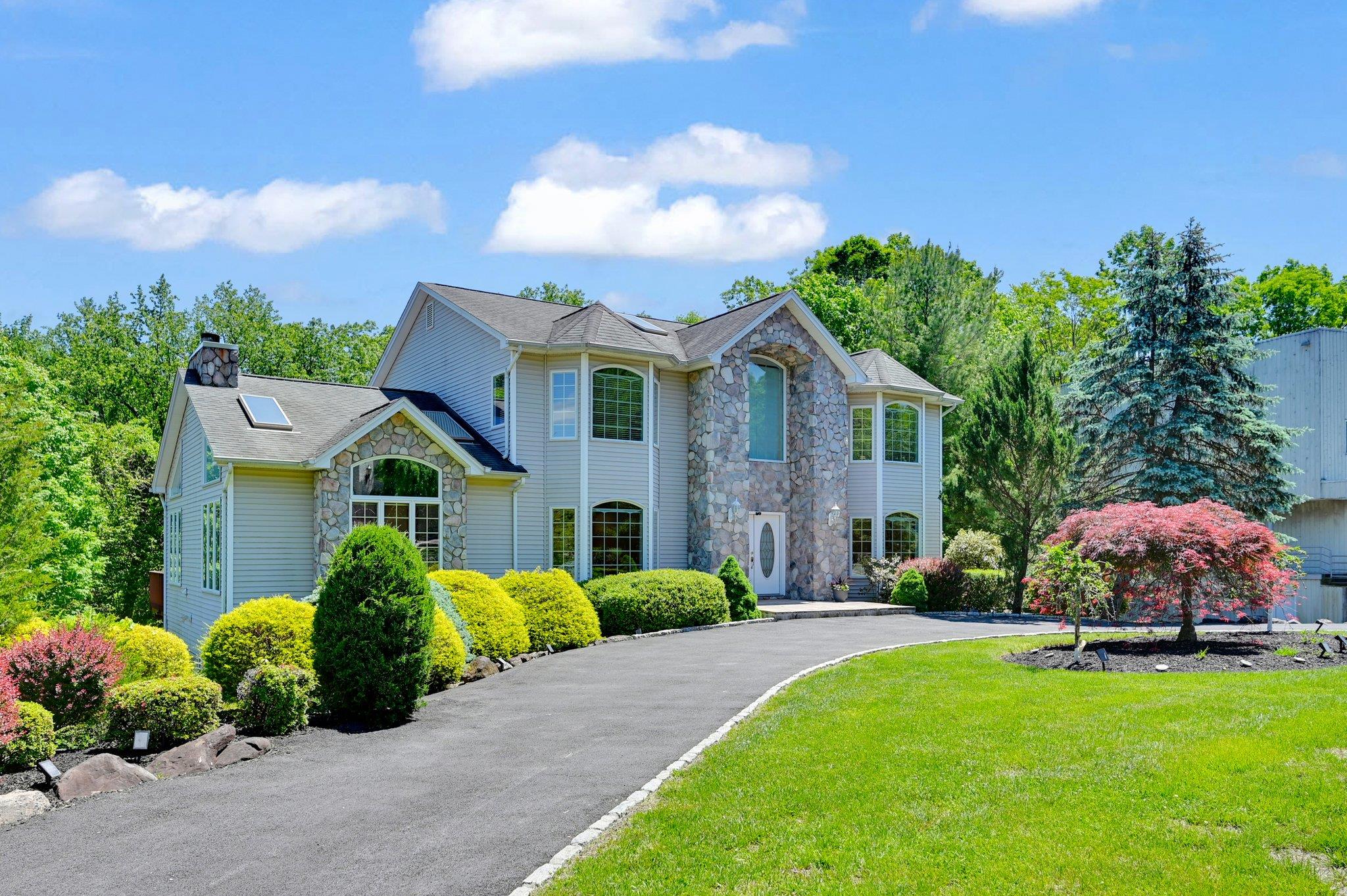 New City, New York, 10956, United States, 6 Bedrooms Bedrooms, ,4 BathroomsBathrooms,Residential,For Sale,1830143