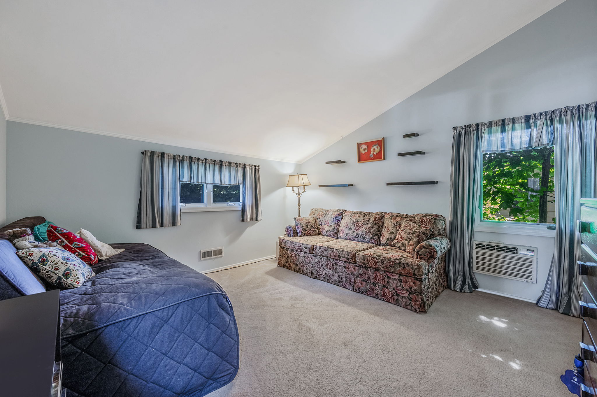 Babylon, New York, 11702, United States, 4 Bedrooms Bedrooms, ,3 BathroomsBathrooms,Residential,For Sale,1921676