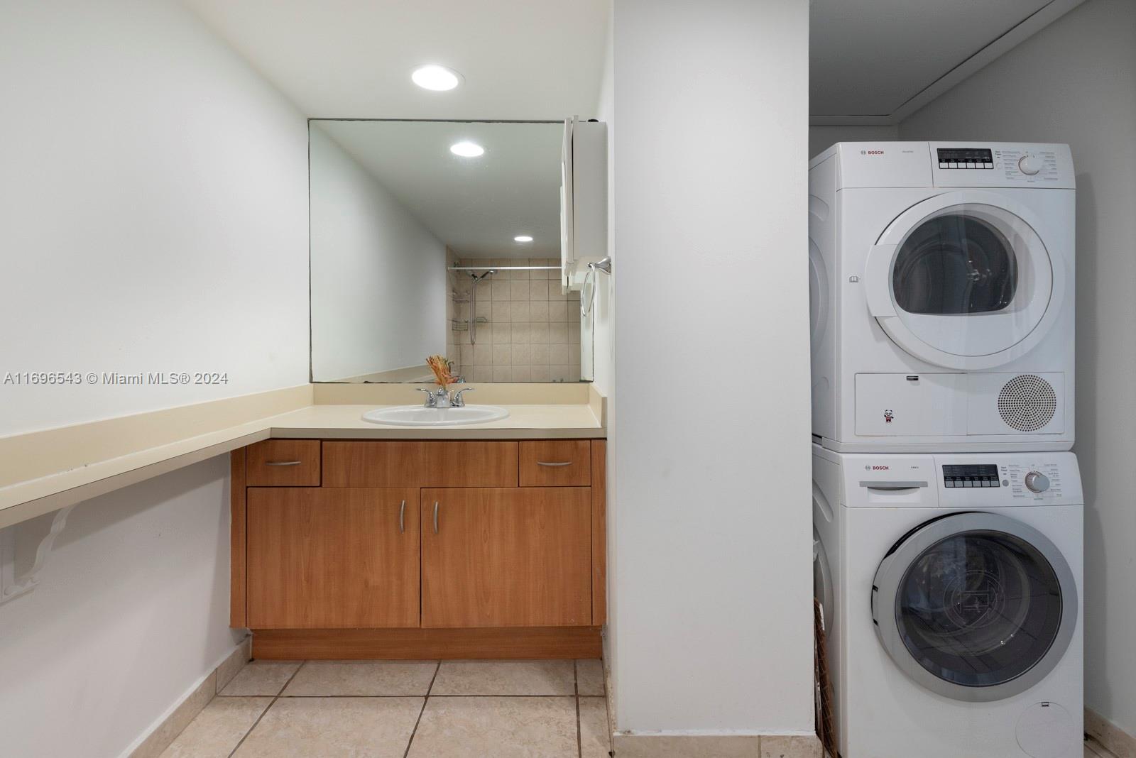 Miami Beach, Florida, 33140, United States, 2 Bedrooms Bedrooms, ,2 BathroomsBathrooms,Residential,For Sale,1712479