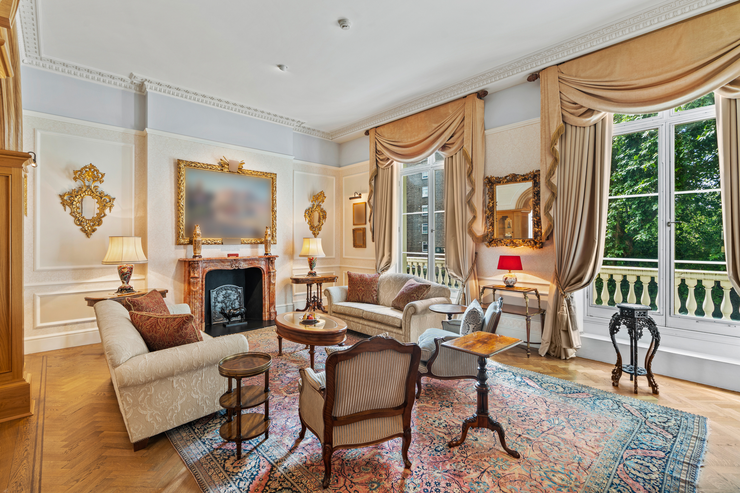  A South-Facing Apartment Overlooking Hyde Park Square
