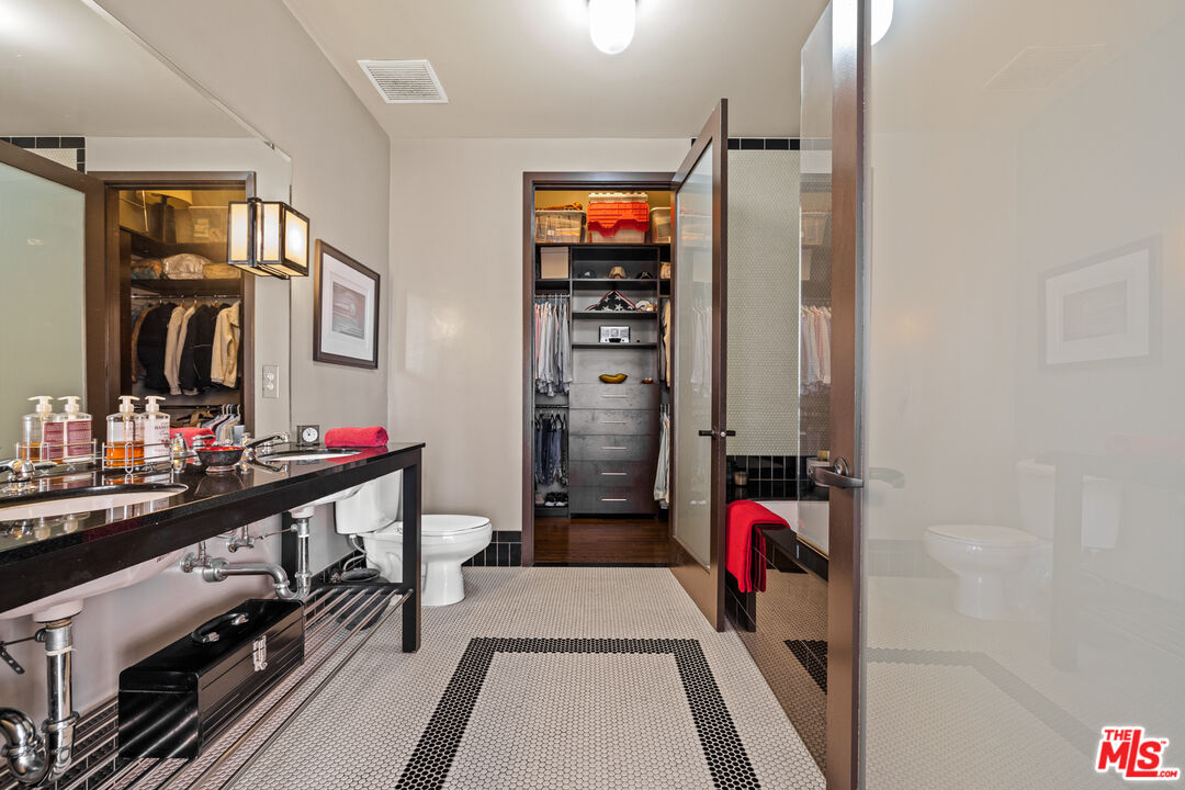 Los Angeles, California, 90028, United States, 2 Bedrooms Bedrooms, ,2 BathroomsBathrooms,Residential,For Sale,1827936