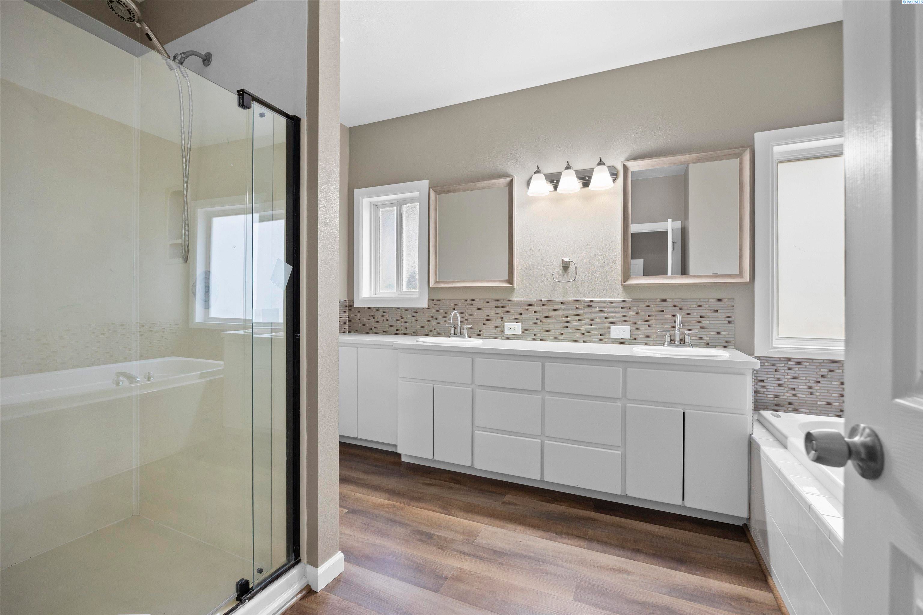 West Richland, Washington, 99353, United States, 5 Bedrooms Bedrooms, ,3 BathroomsBathrooms,Residential,For Sale,2020893