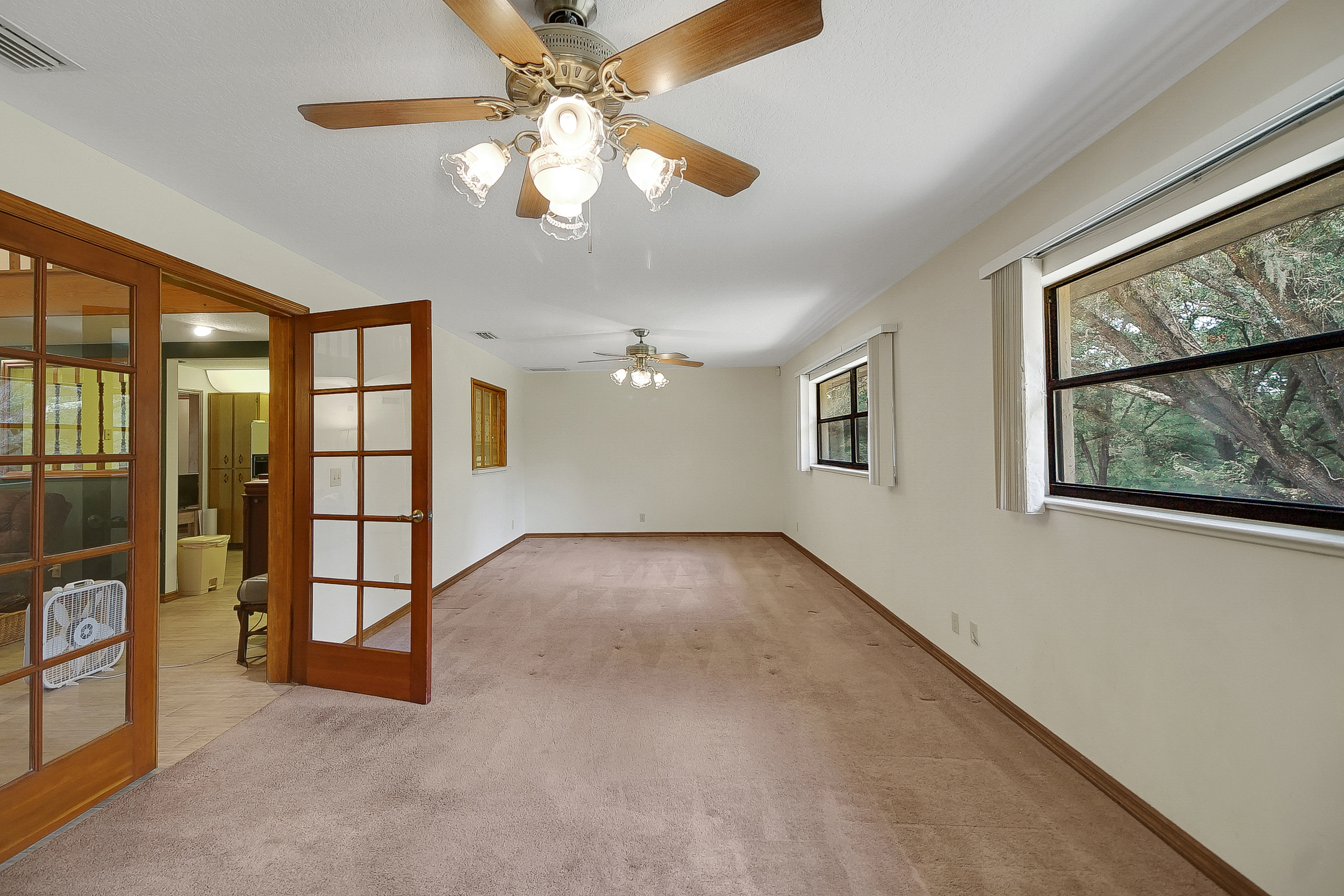 Lady Lake, Florida, 32159, United States, 4 Bedrooms Bedrooms, ,2 BathroomsBathrooms,Residential,For Sale,1873535