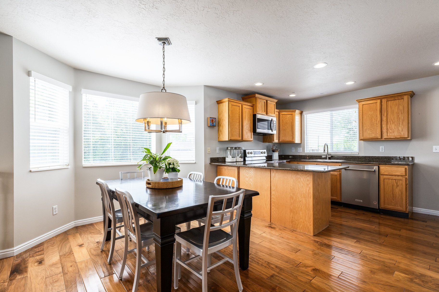  Updated 4-Bed with RV Parking, Mountain Views, and Large Fenced Backyard - 物件實景