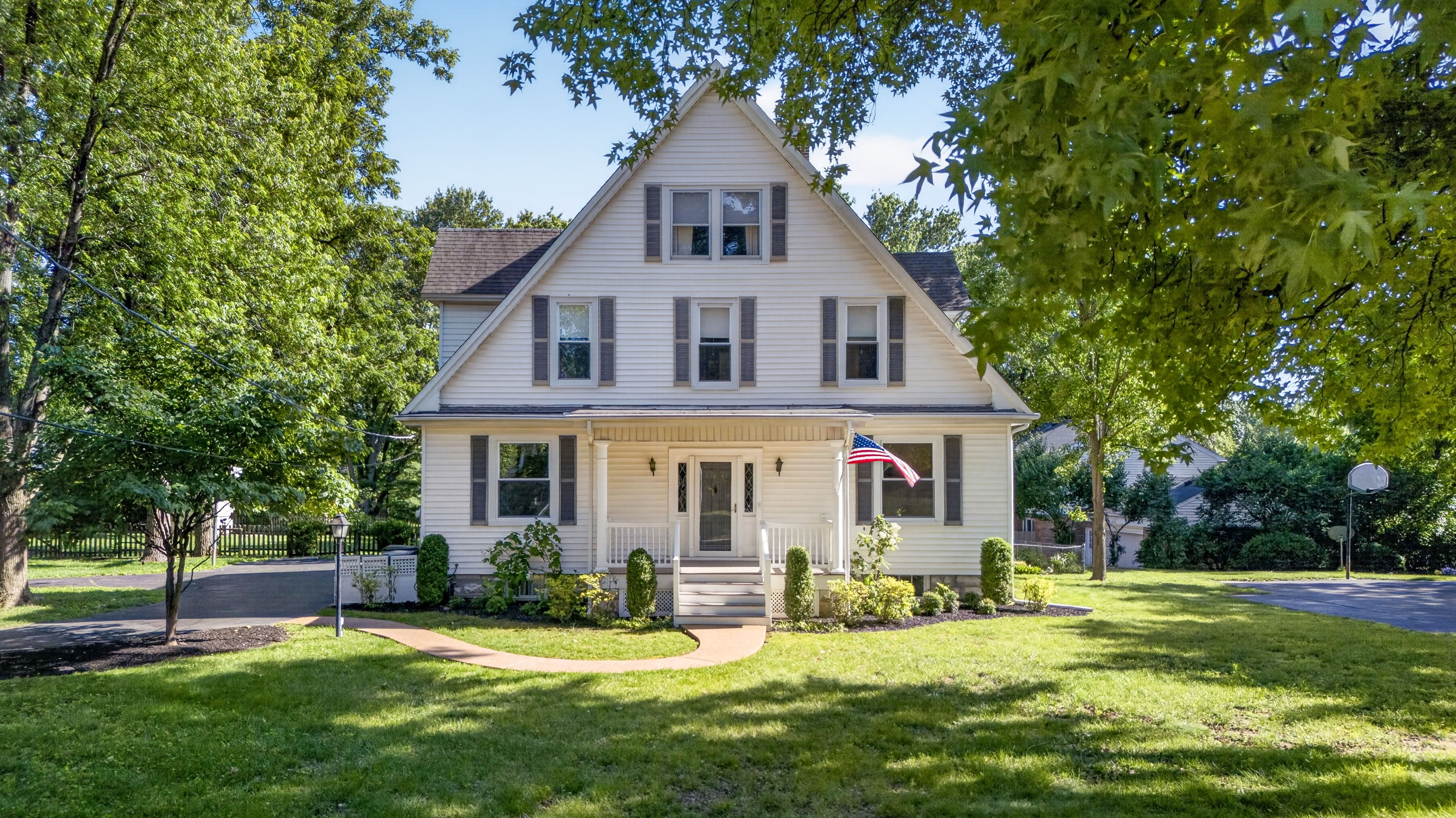  Charming White Farmhouse with Flexible Spacious Living - 物件實景
