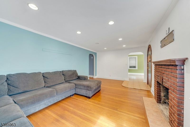Livingston Twp., New Jersey, 07039, United States, 2 Bedrooms Bedrooms, ,2 BathroomsBathrooms,Residential,For Sale,1951171