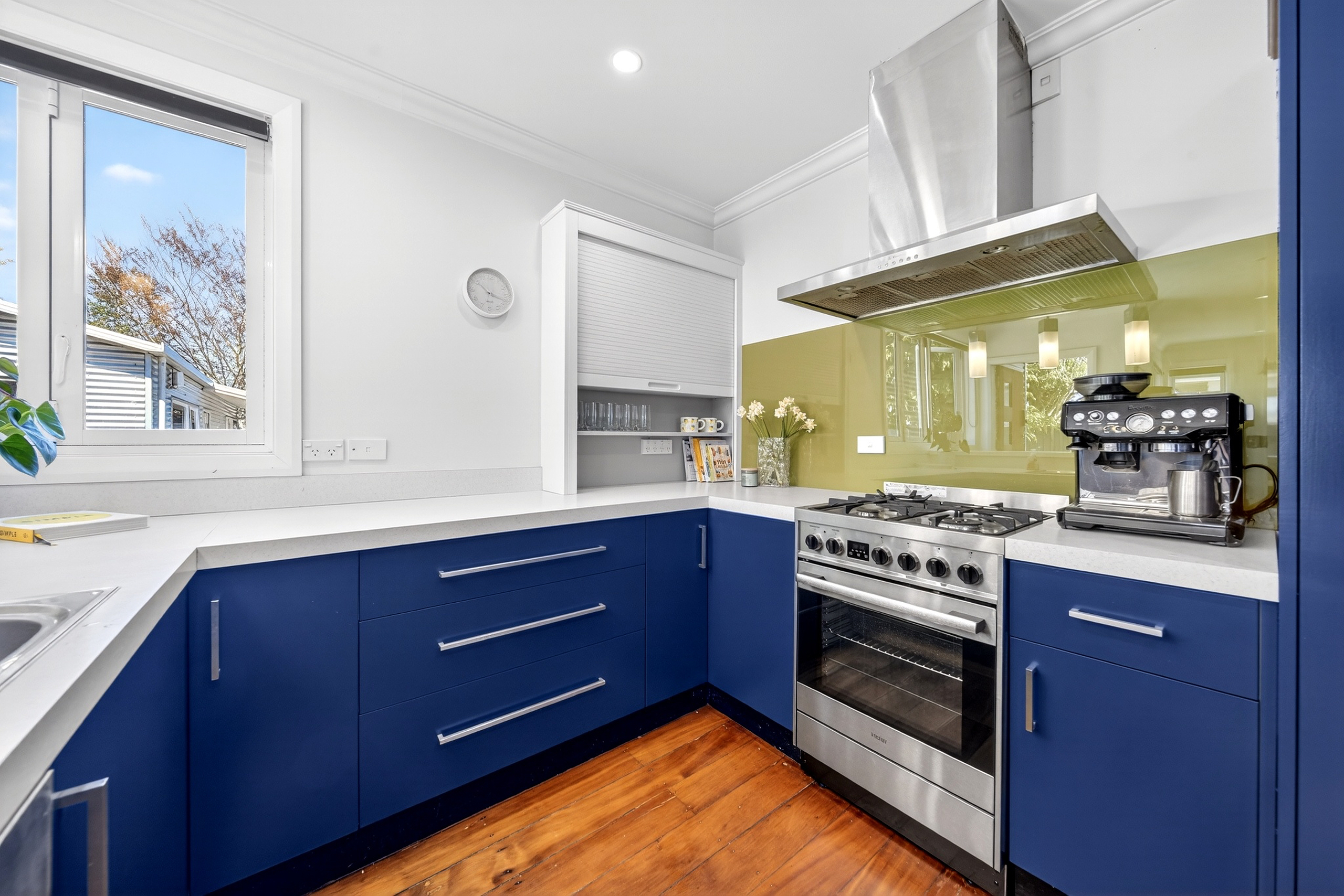  Family Living with Poolside Entertaining - 物件實景