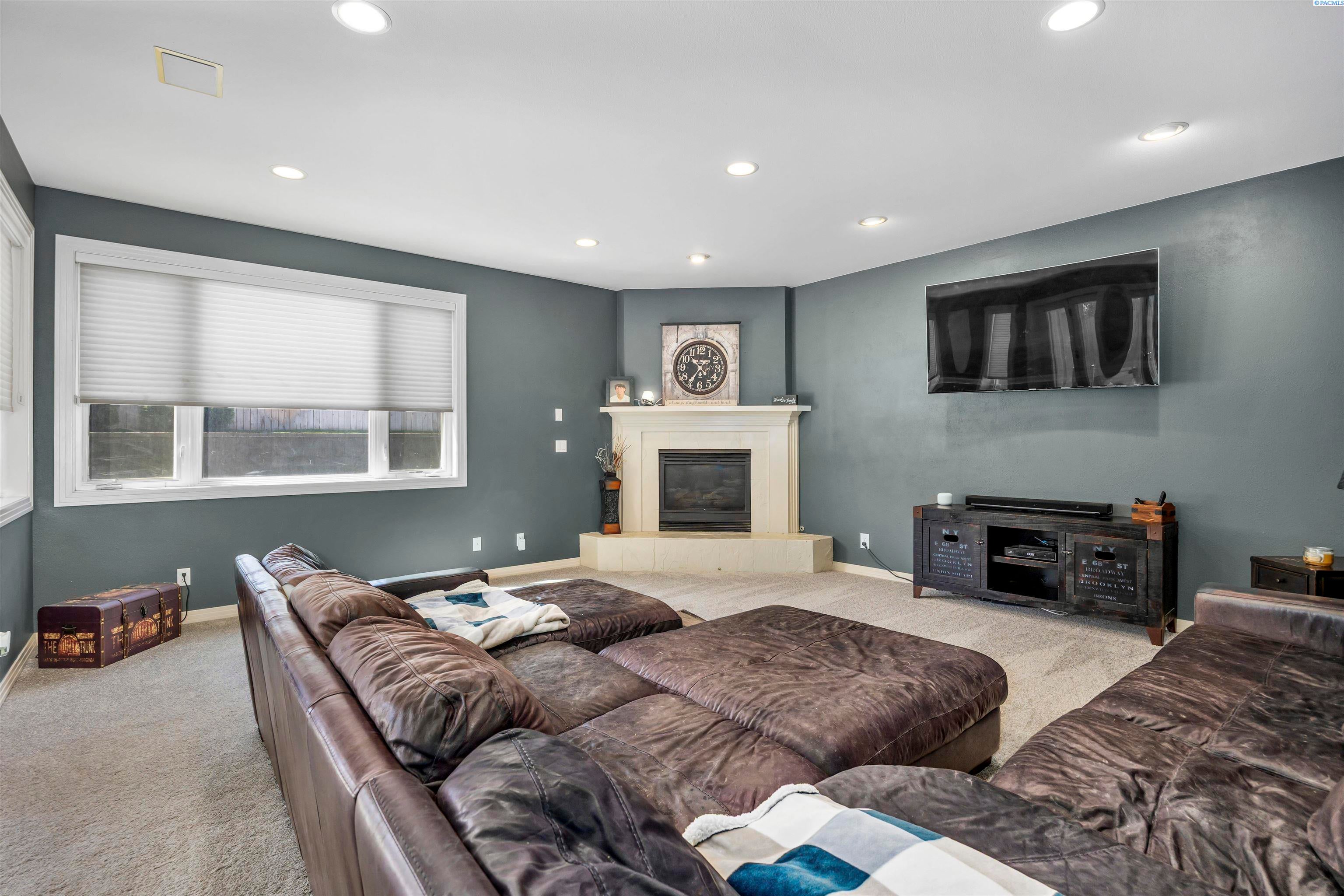 Kennewick, Washington, 99337, United States, 6 Bedrooms Bedrooms, ,4 BathroomsBathrooms,Residential,For Sale,1979182