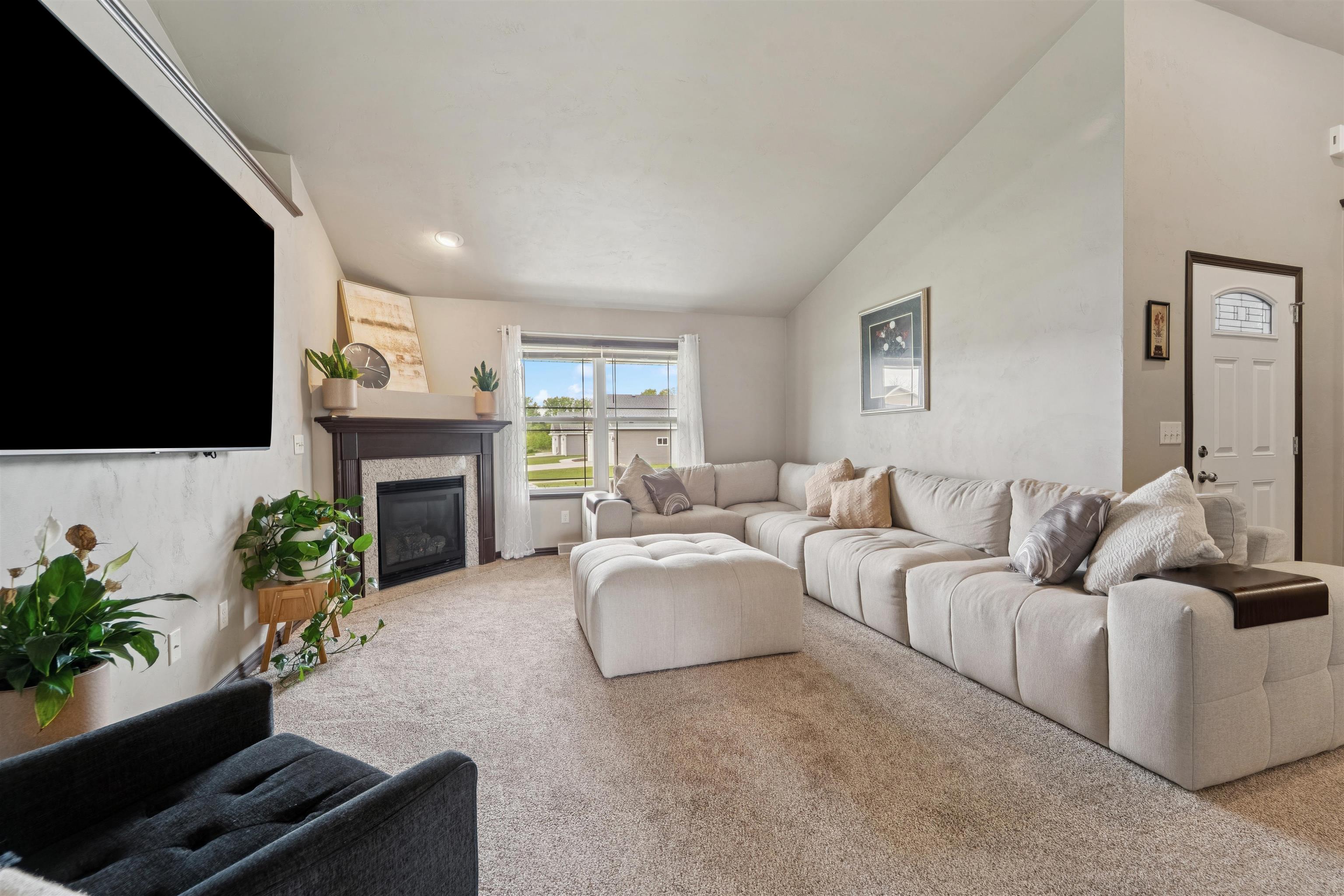 NEENAH, Wisconsin, 54956, United States, 4 Bedrooms Bedrooms, ,3 BathroomsBathrooms,Residential,For Sale,1988309