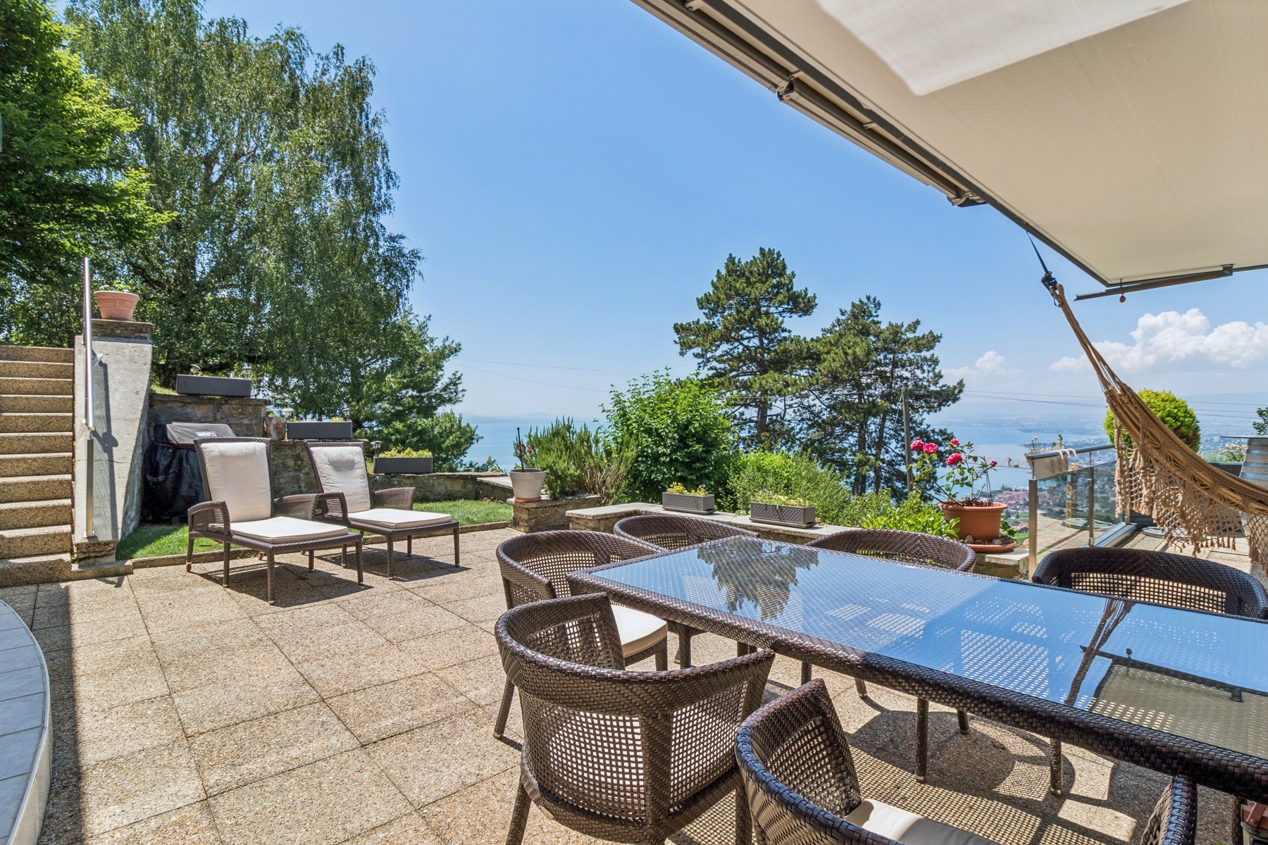  A property nestled between the sky, the lake, and the vineyards, offering an exc - 物件實景