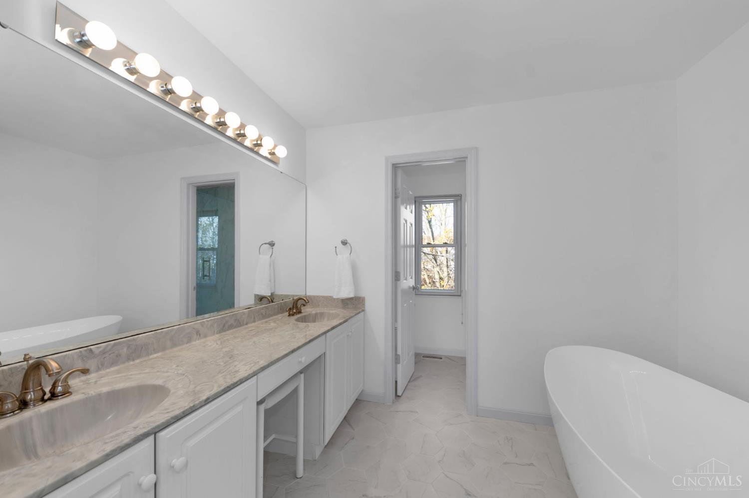 Loveland, Ohio, 45140, United States, 4 Bedrooms Bedrooms, ,3 BathroomsBathrooms,Residential,For Sale,1992143