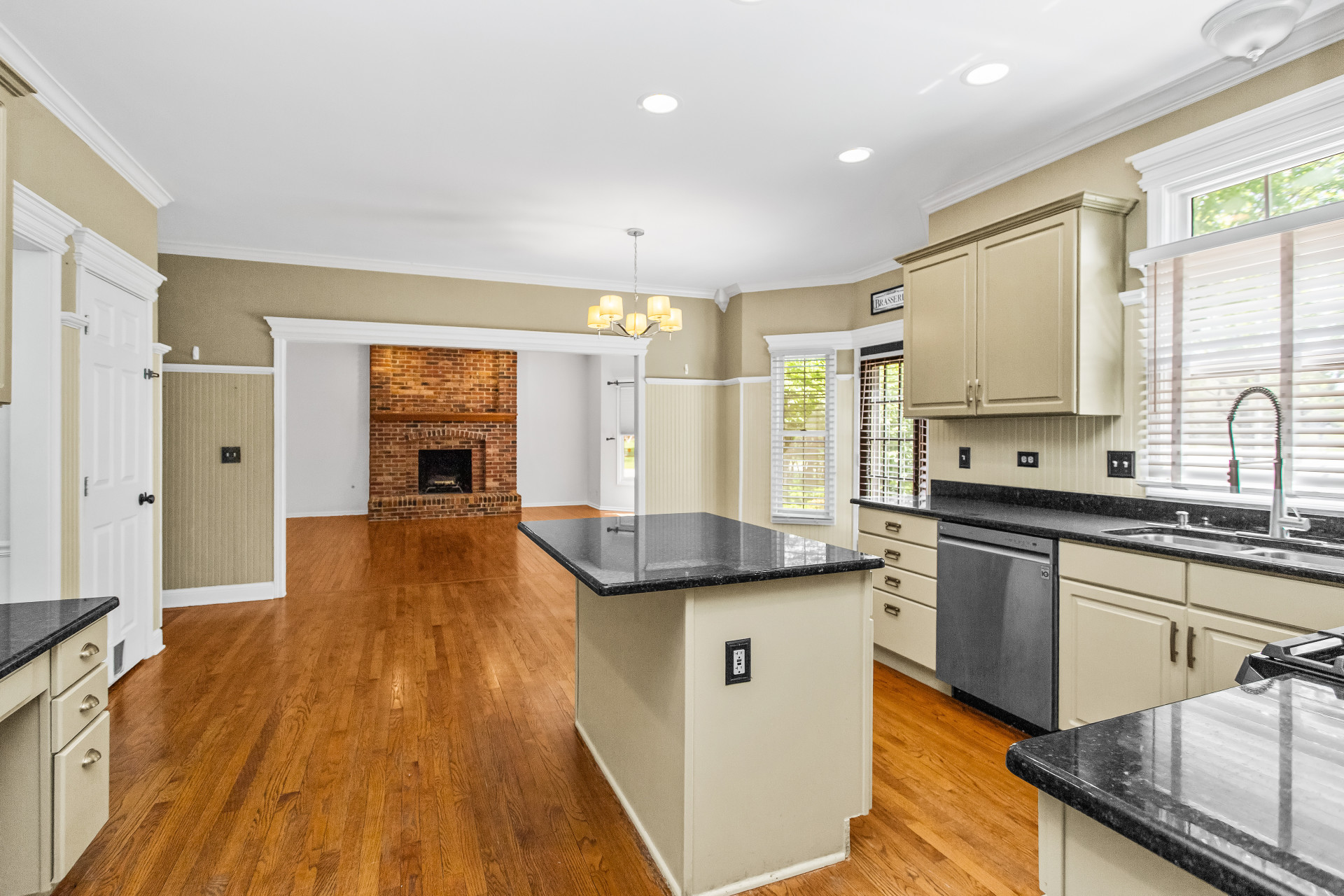  Stunning Corner Lot Brick and Cedar Georgian Estate - 物件實景