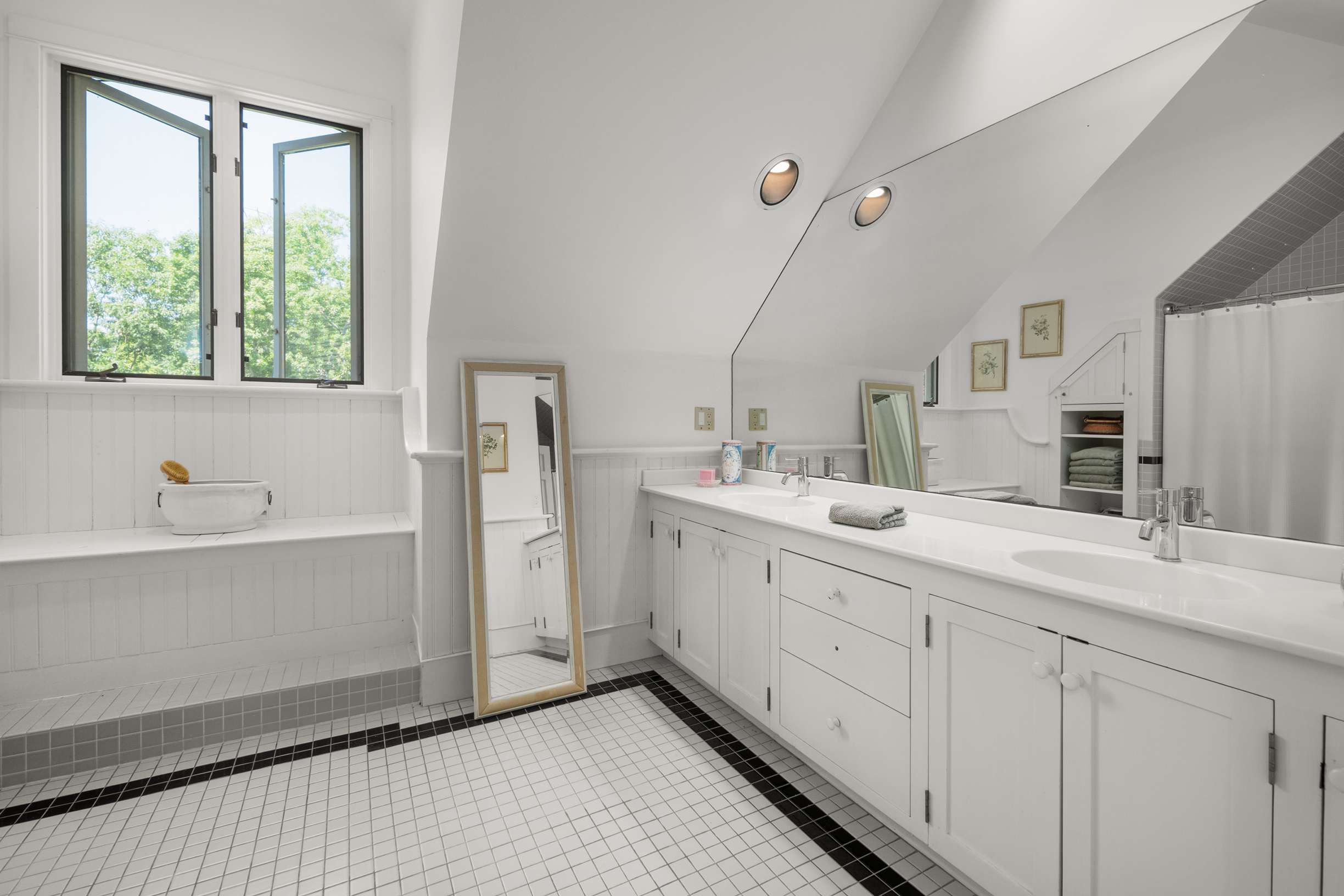  Elegant Shingled Maine Cottage with Modern Flair on 2.63 Acres in York - 物件實景