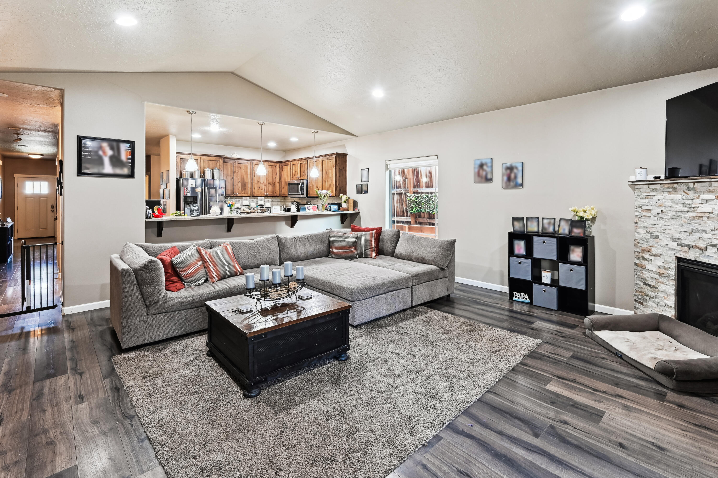 Redmond, Oregon, 97756, United States, 4 Bedrooms Bedrooms, ,3 BathroomsBathrooms,Residential,For Sale,1770354