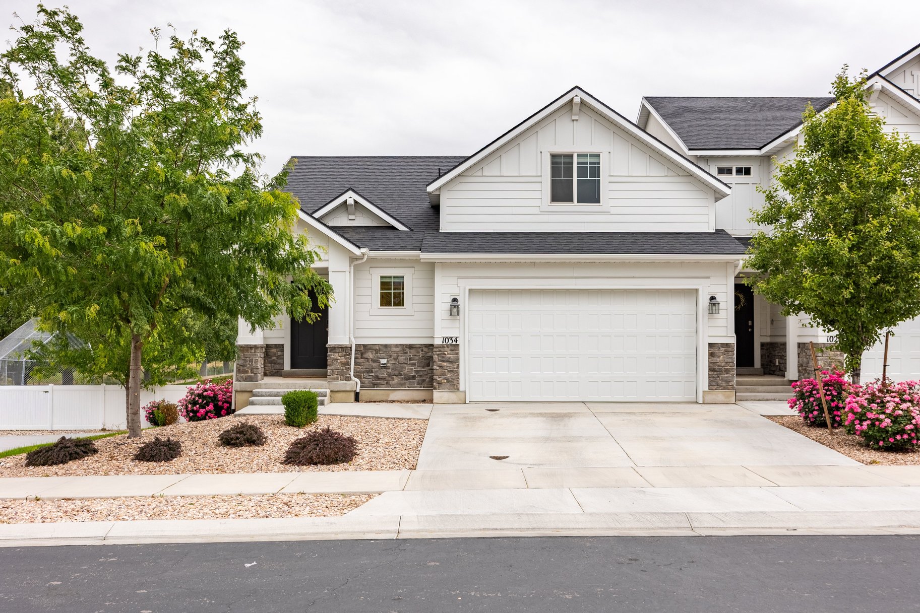 Meticulously Maintained End-Unit Townhome - 物件實景