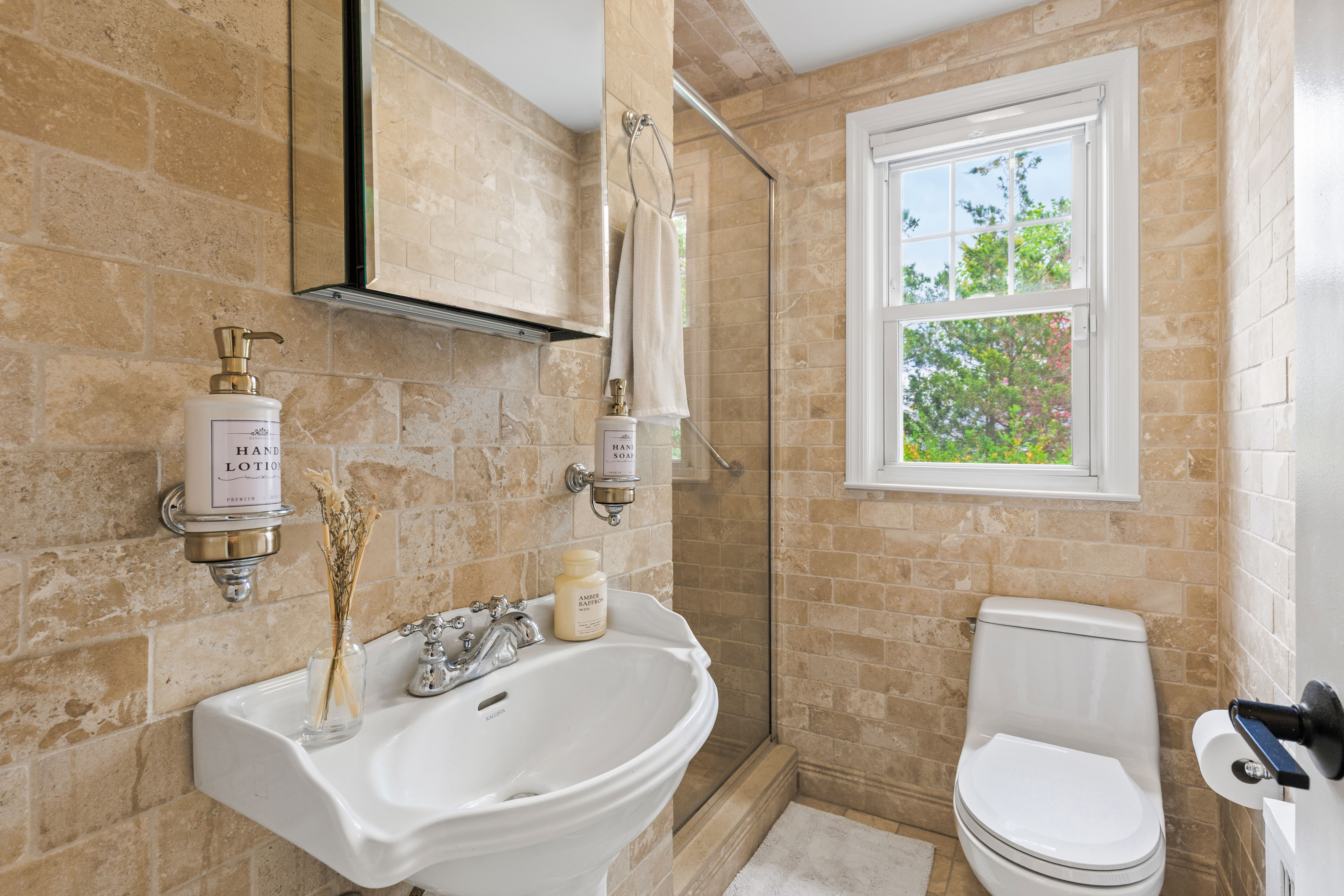  Delightful, Move-In Ready Colonial - 物件實景