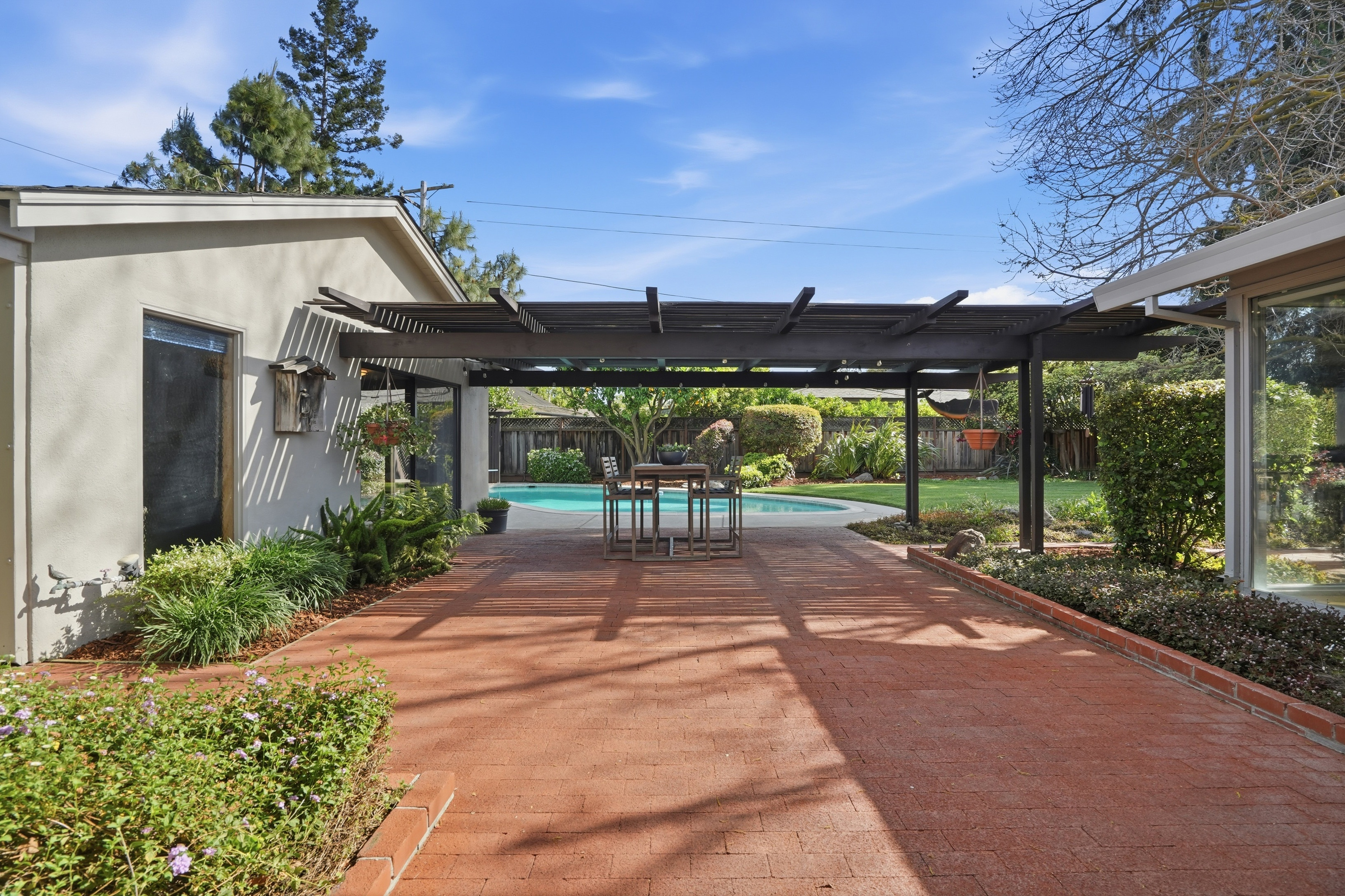  Single-Level Rancher in Coveted Neighborhood - 物件實景