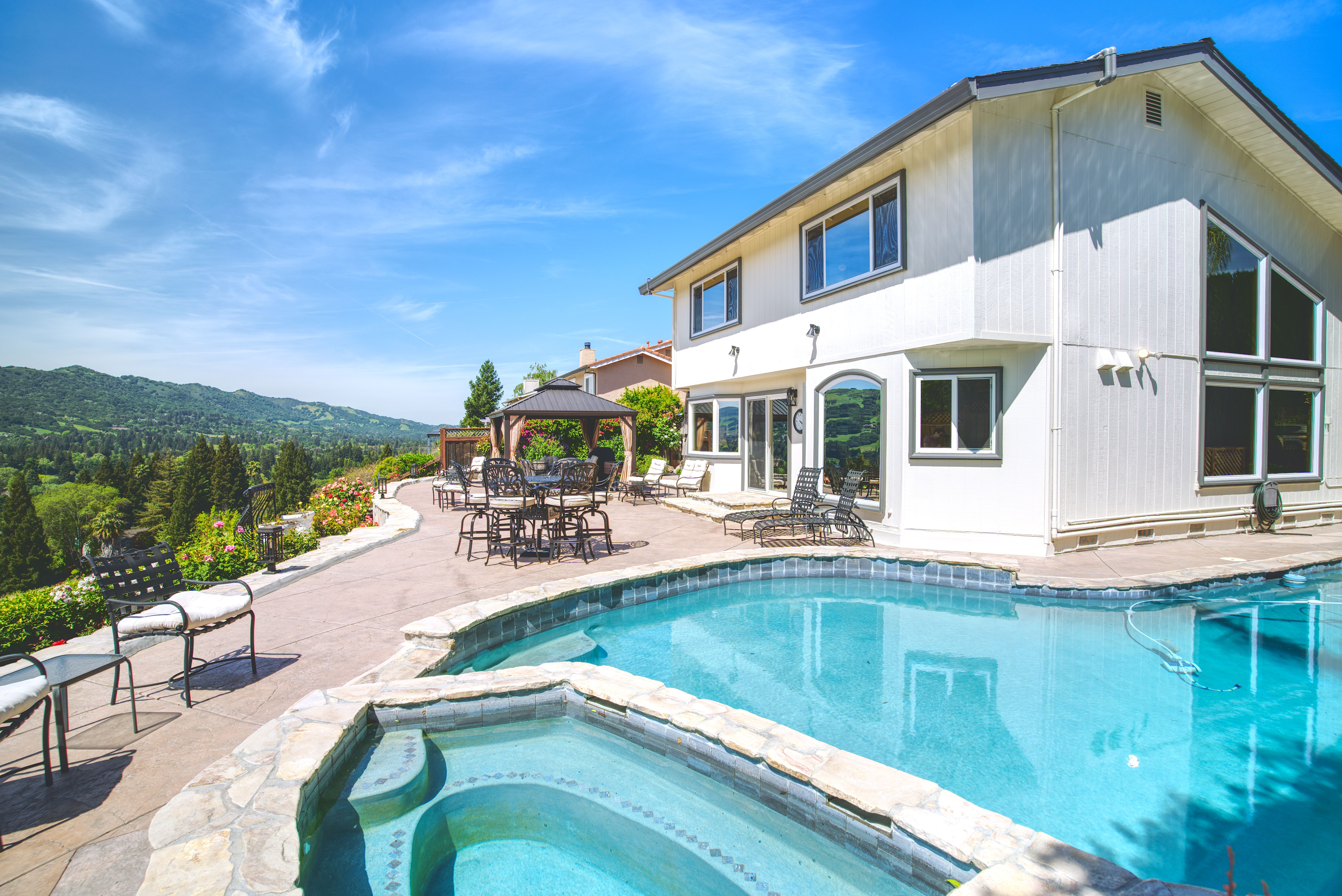  Million Dollar Views and Timeless Elegance in This Exceptional Residence - 物件實景