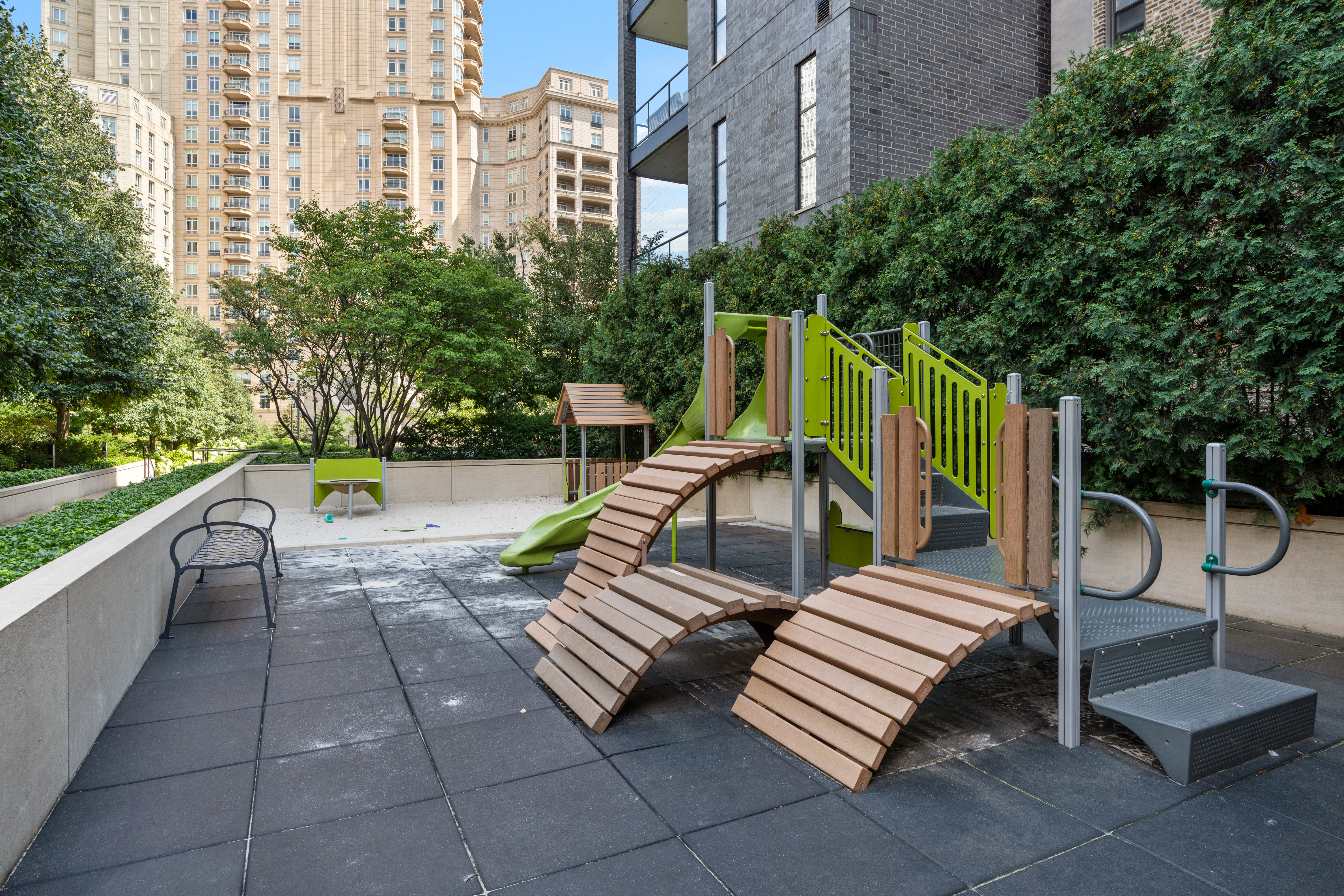  A Rare Opportunity to Own a 5,245-Square-Foot Single-Family Home - 物件實景