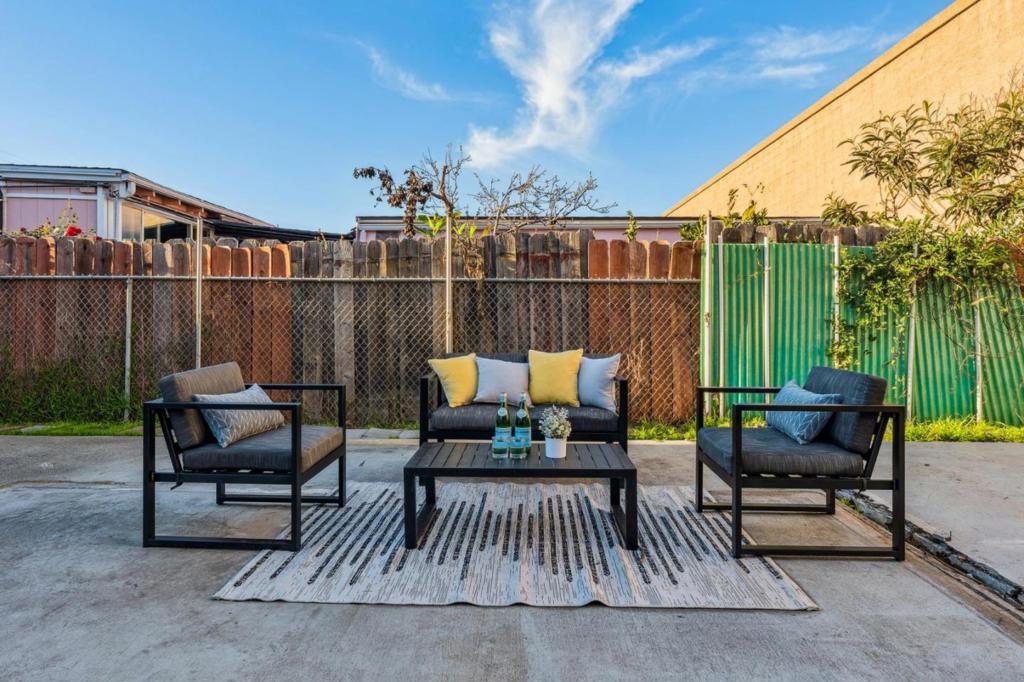 San Leandro, California, 94577, United States, 3 Bedrooms Bedrooms, ,2 BathroomsBathrooms,Residential,For Sale,2008964