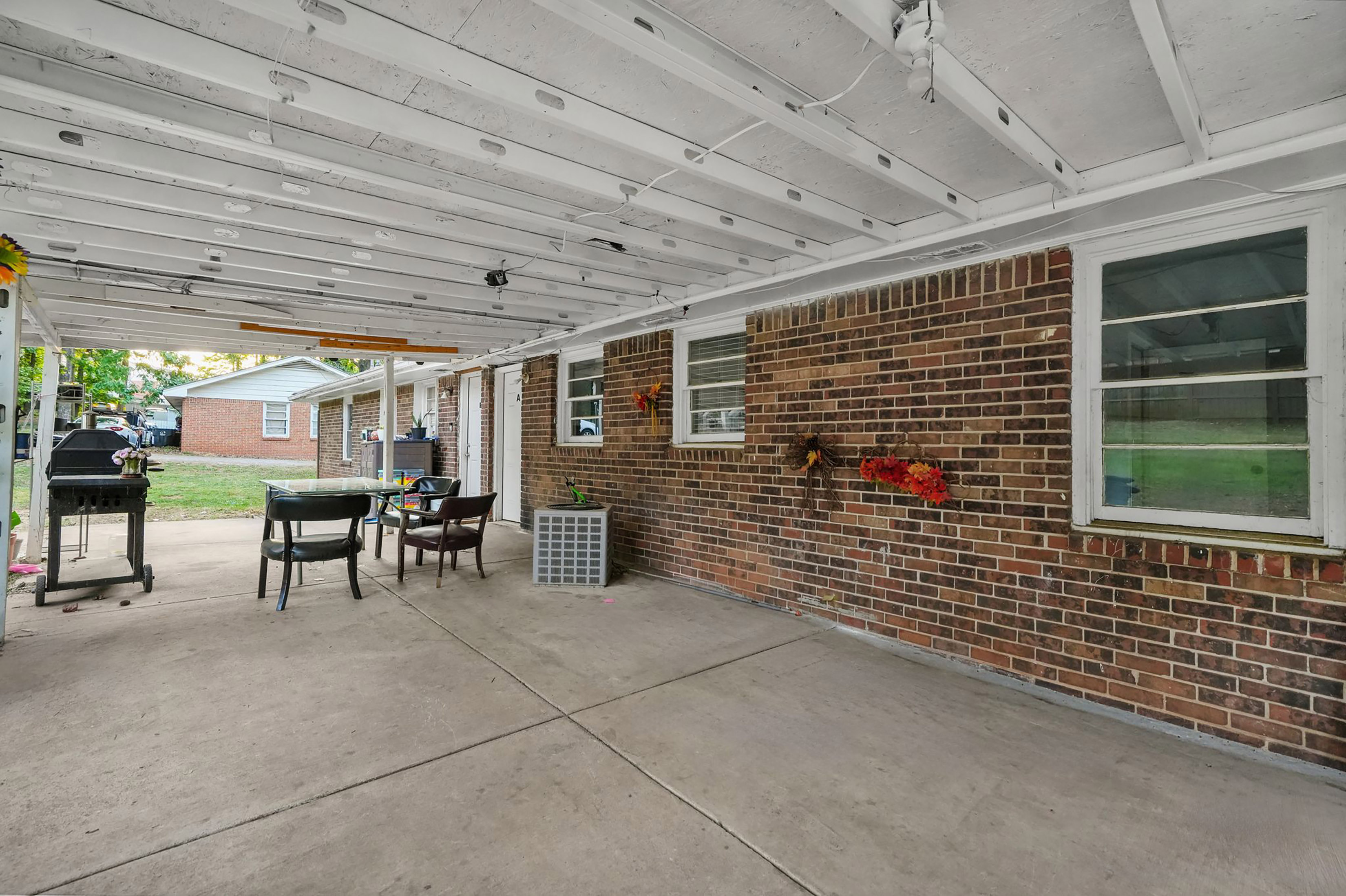  Income-Producing Duplex - 物件實景