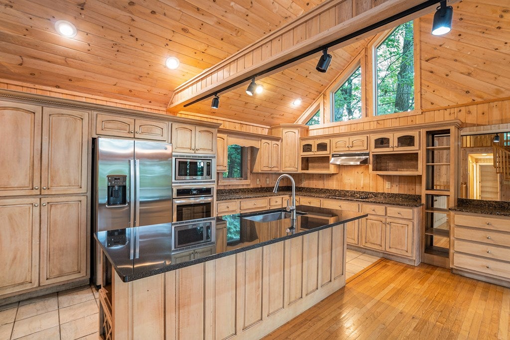 Ellijay, Georgia, 30536, United States, 4 Bedrooms Bedrooms, ,4 BathroomsBathrooms,Residential,For Sale,1888522