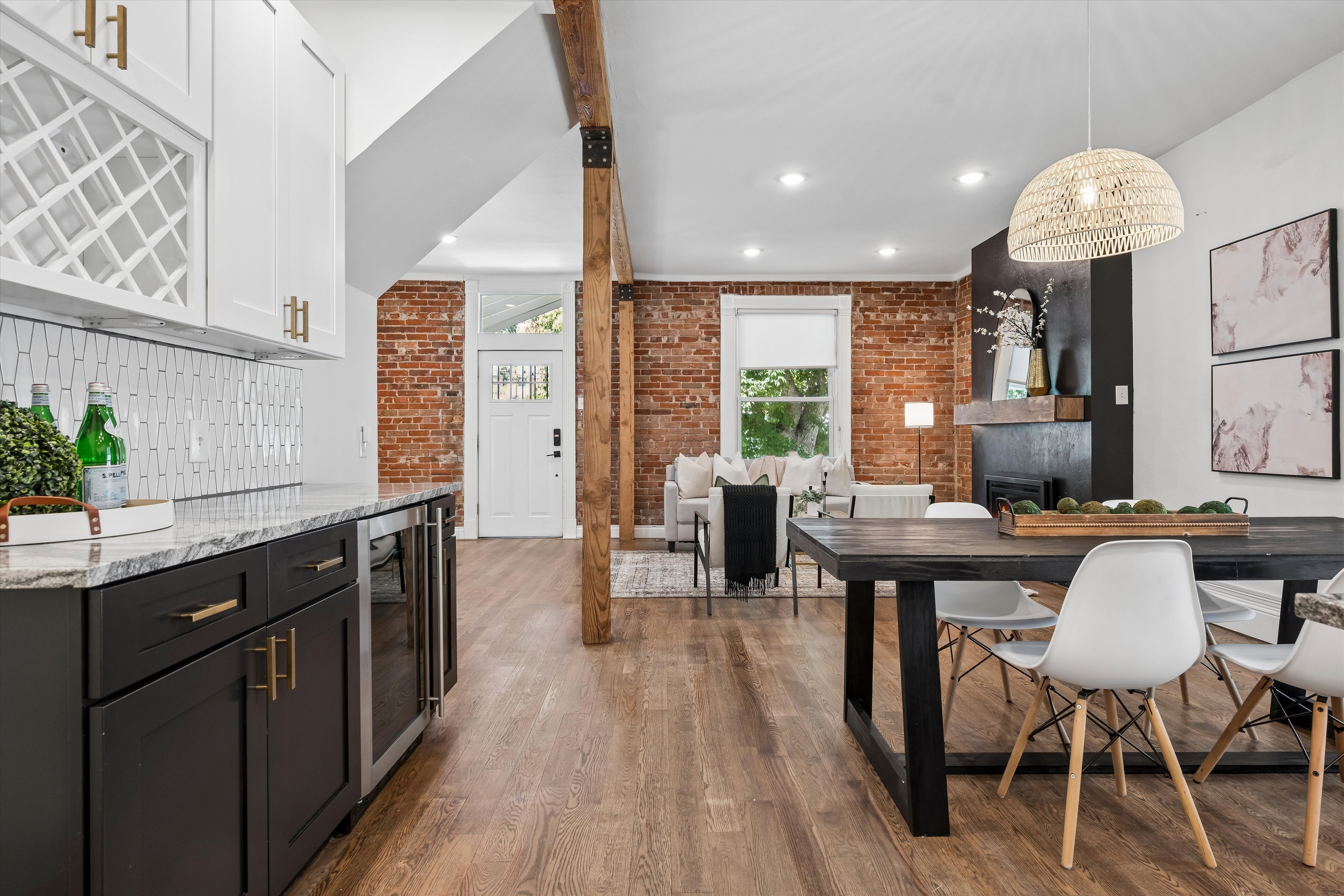  Beautifully reimagined Victorian seamlessly blends historic charm & modern livin - 物件實景