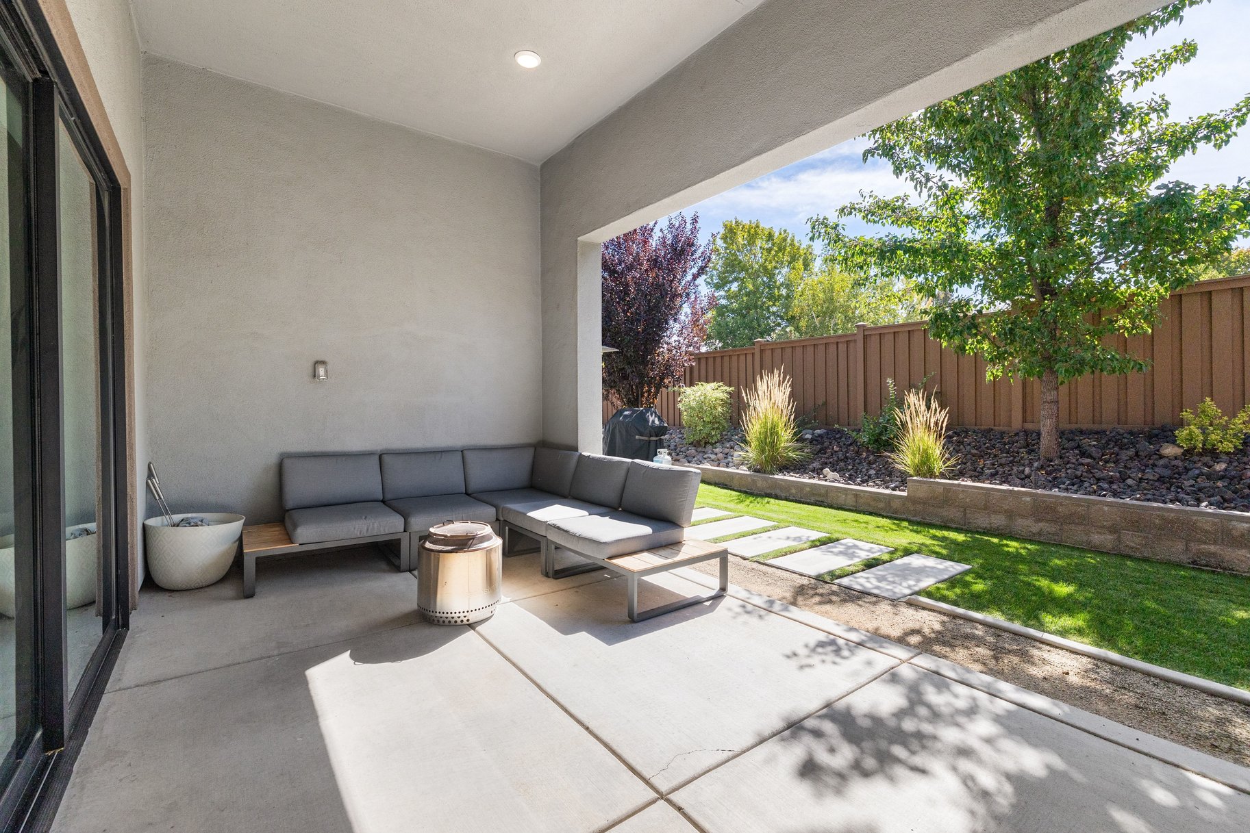  High ceilings, beautiful finishes, and privacy define this modern home - 物件實景