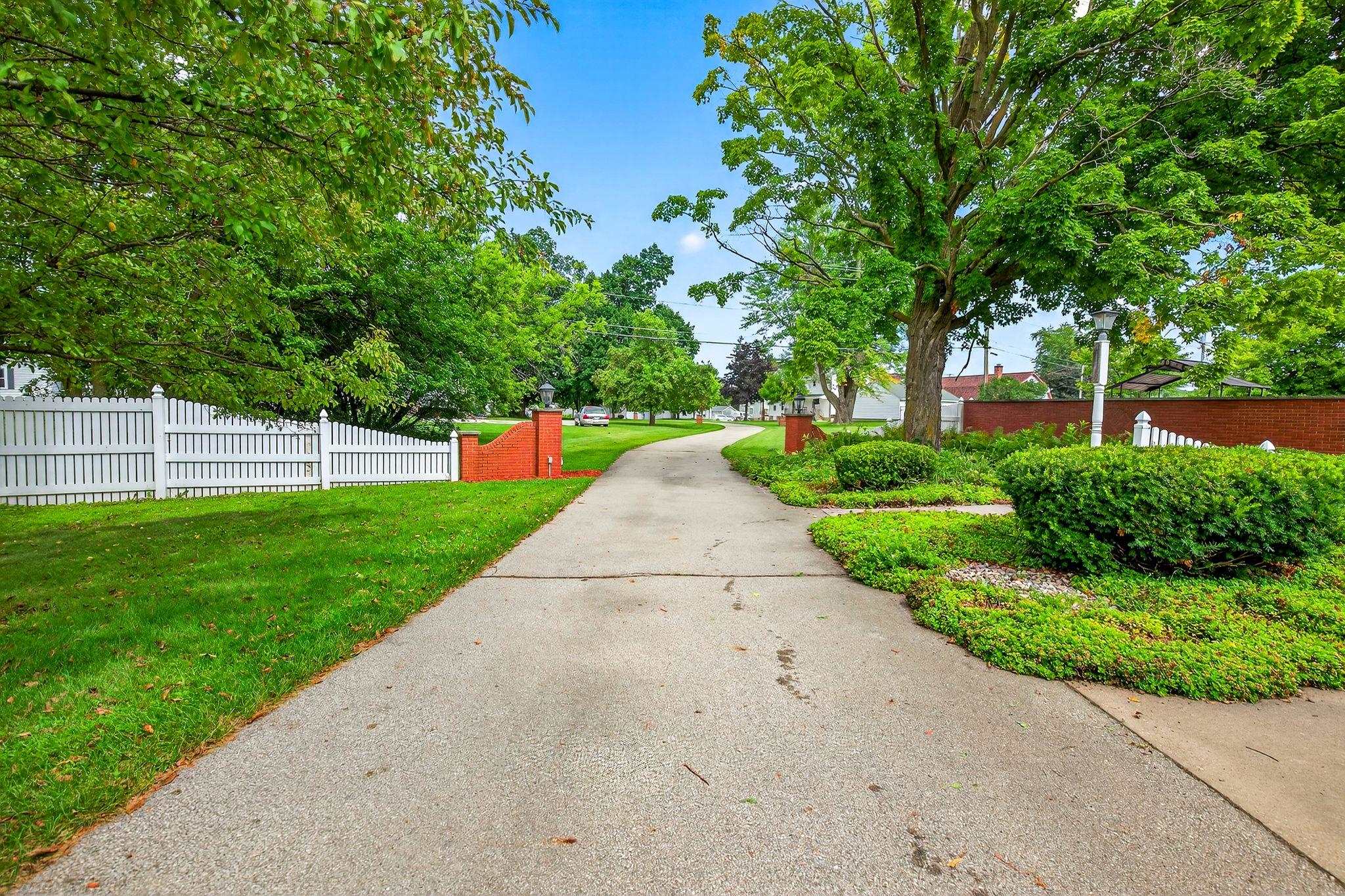 Hortonville, Wisconsin, 54944-9435, United States, 5 Bedrooms Bedrooms, ,4 BathroomsBathrooms,Residential,For Sale,1977478