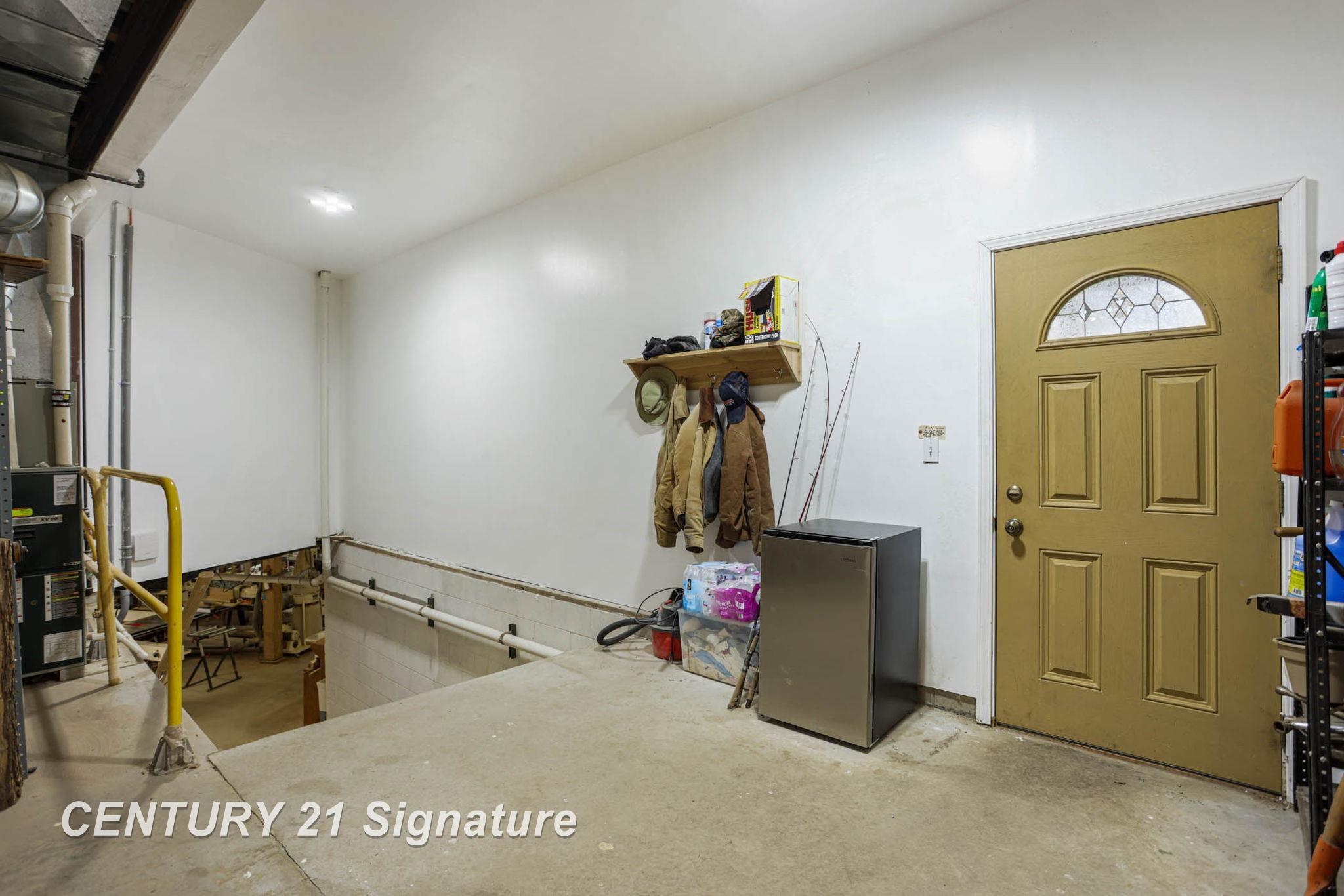 Hemlock, Michigan, 48626, United States, 6 Bedrooms Bedrooms, ,5 BathroomsBathrooms,Residential,For Sale,1984080