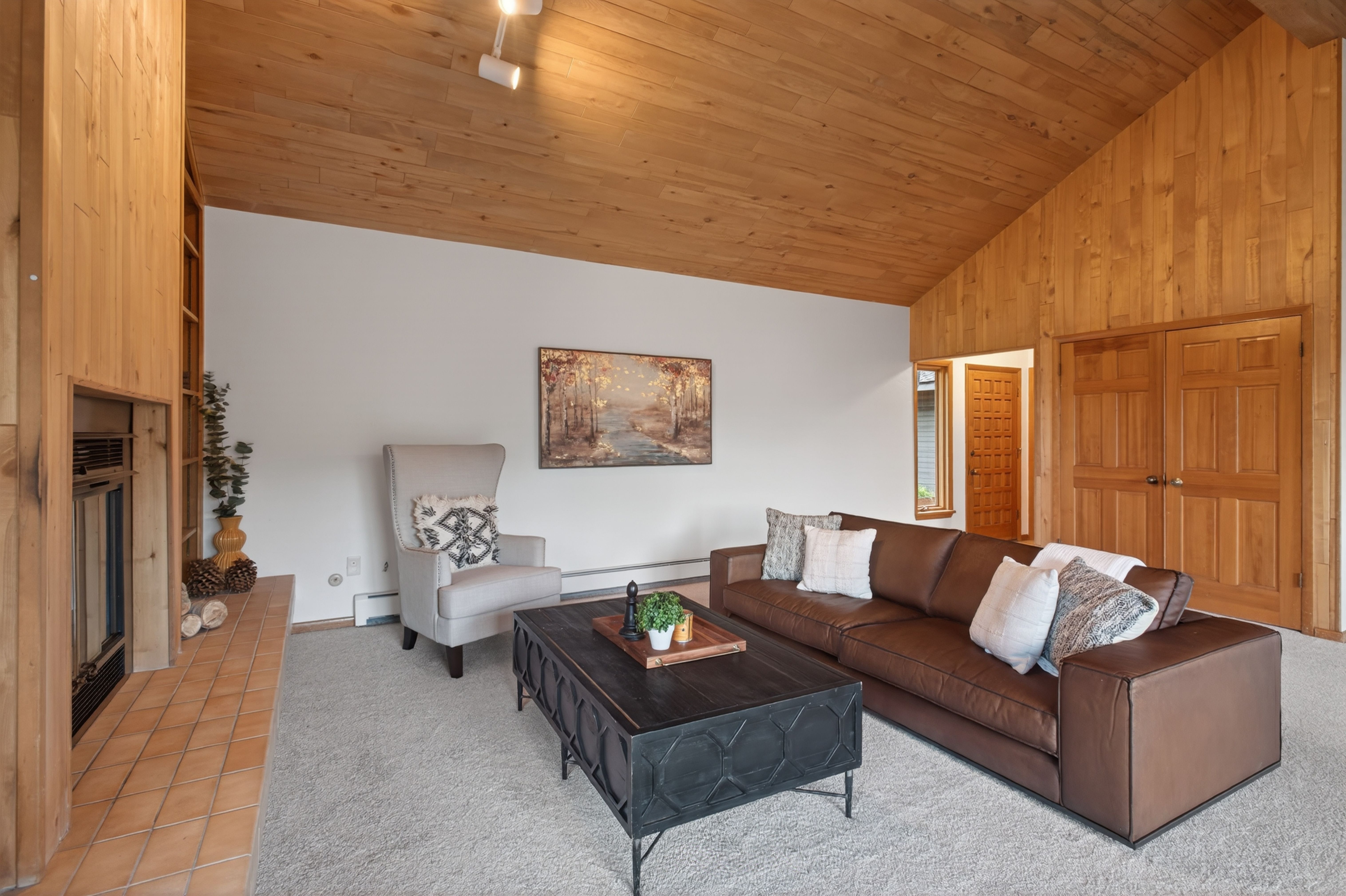  Ranch-style Custom Home on 1.16 Acre Sunny and Treed Lot in Genesee - 物件實景