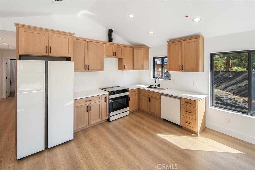 Big Bear Lake, California, 92315, United States, 3 Bedrooms Bedrooms, ,2 BathroomsBathrooms,Residential,For Sale,1896398