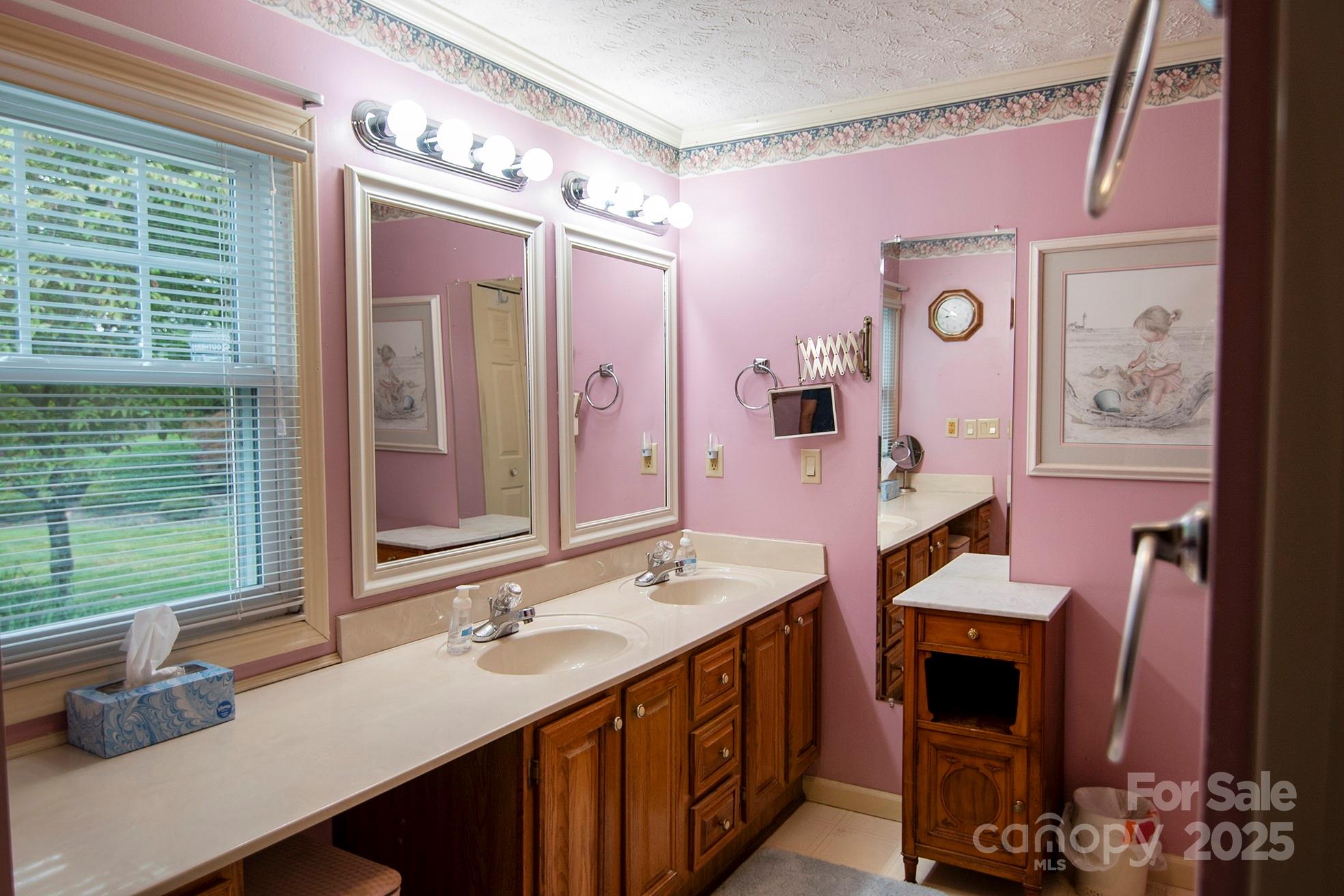 Hendersonville, North Carolina, 28792, United States, 3 Bedrooms Bedrooms, ,3 BathroomsBathrooms,Residential,For Sale,1976526