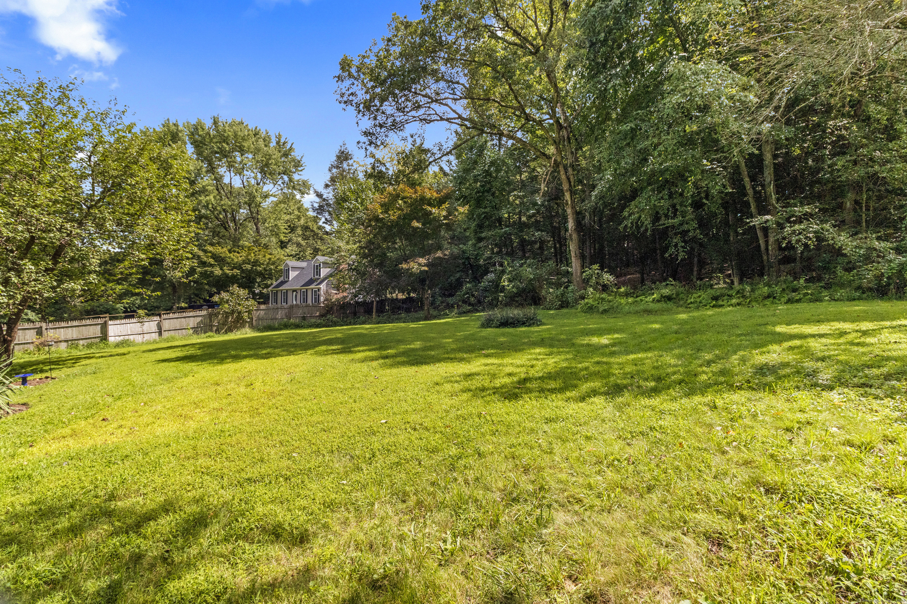 Newtown, Connecticut, 06482, United States, 3 Bedrooms Bedrooms, ,2 BathroomsBathrooms,Residential,For Sale,1828428