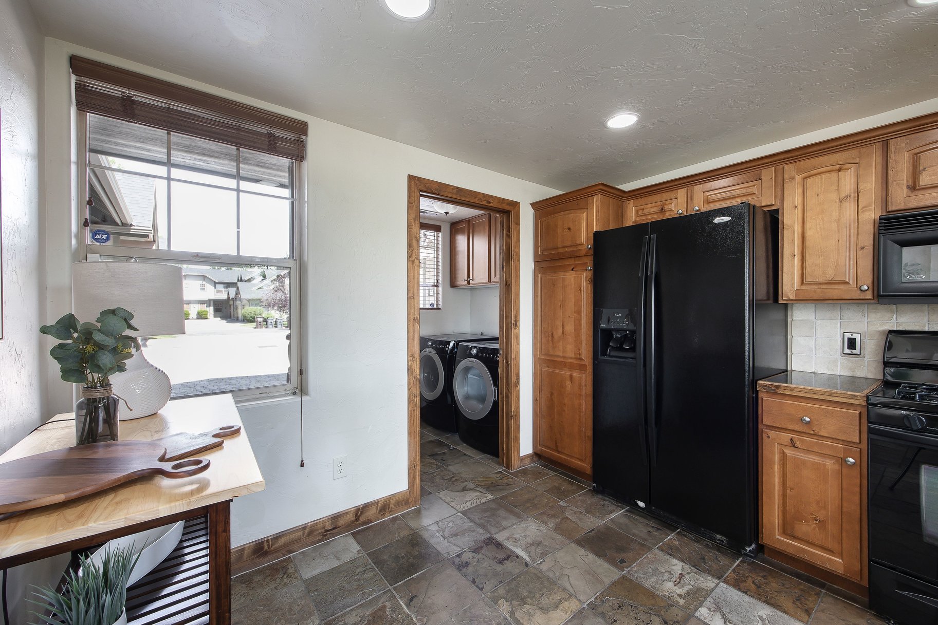 Exceptional Fox Point Townhome with Mountain Views & Prime Location - 物件實景