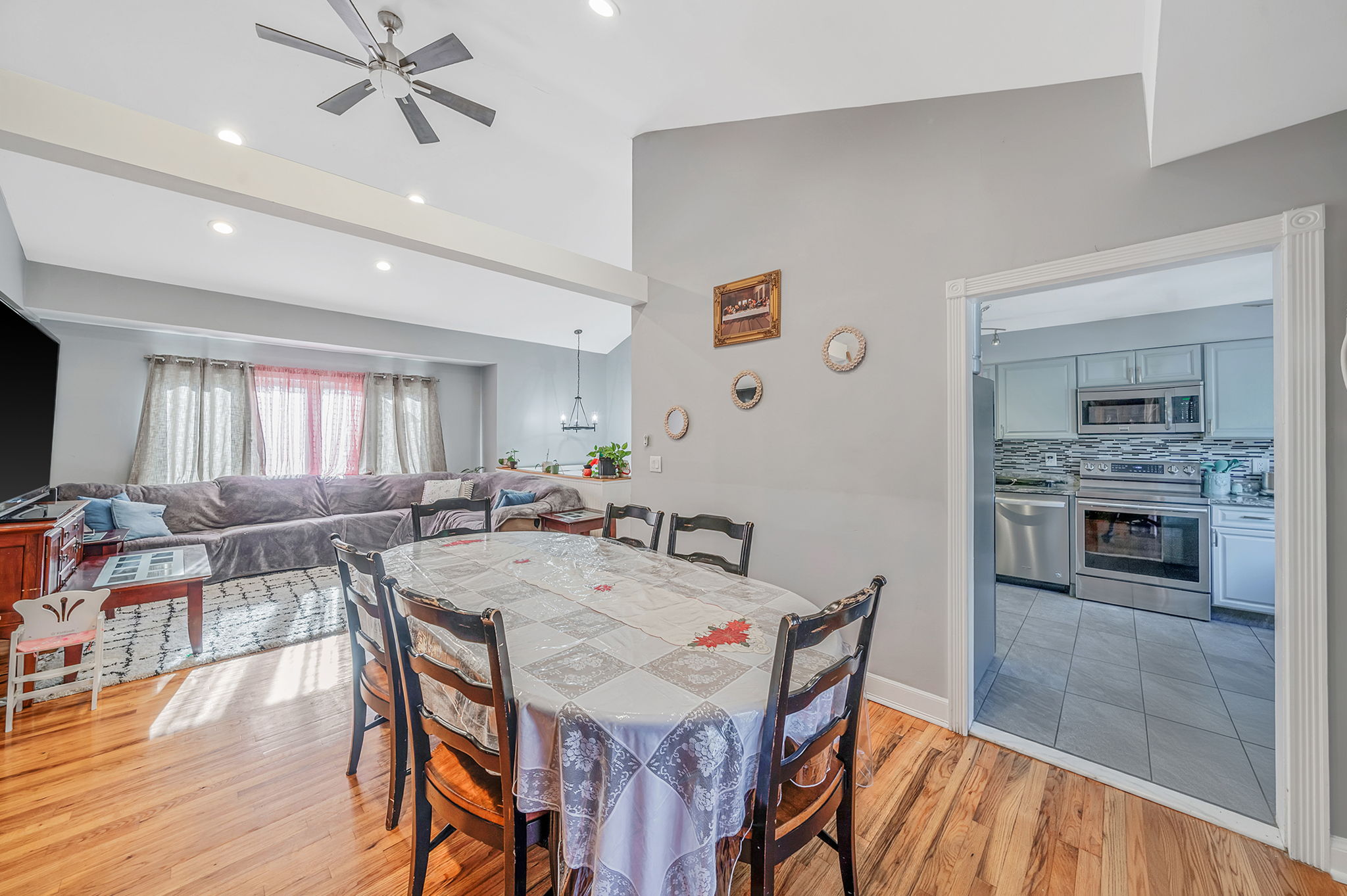 Ronkonkoma, New York, 11779, United States, 4 Bedrooms Bedrooms, ,2 BathroomsBathrooms,Residential,For Sale,2009312