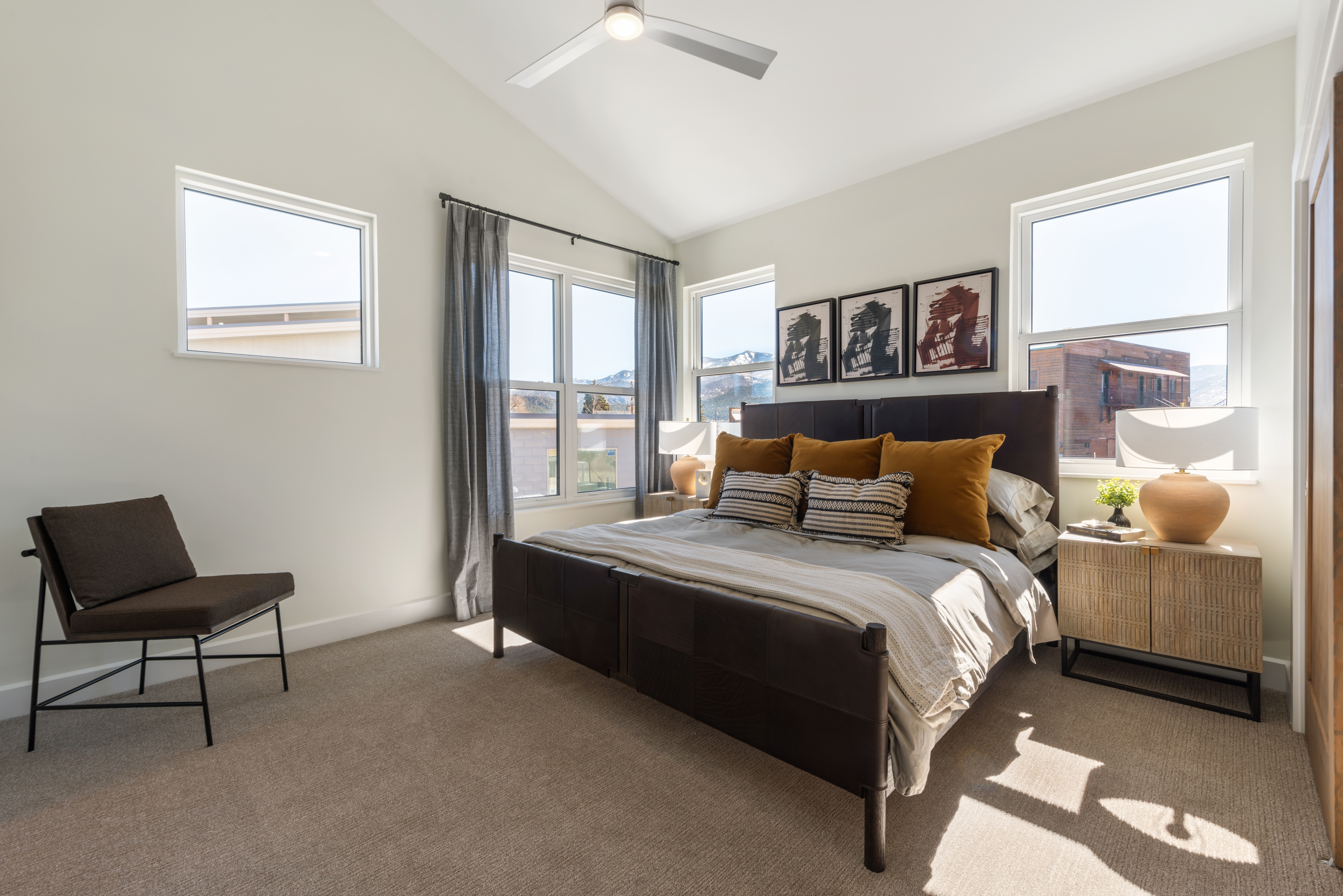  Second-floor Penthouse Unit with Vaulted Ceilings. - 物件實景