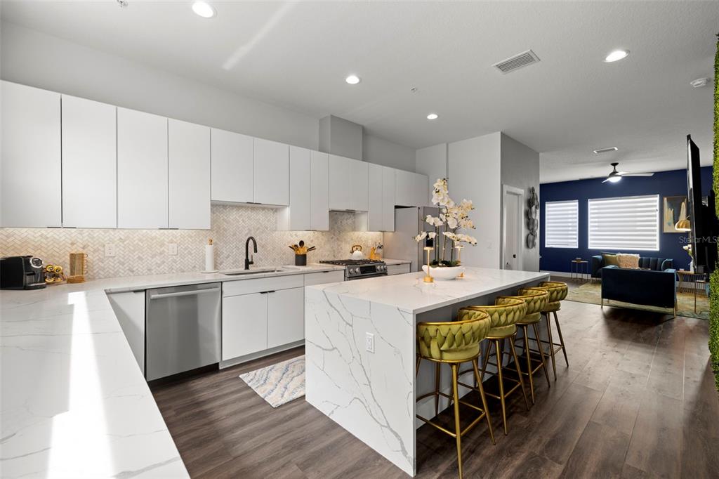 St Petersburg, Florida, 33701, United States, 2 Bedrooms Bedrooms, ,3 BathroomsBathrooms,Residential,For Sale,1994589