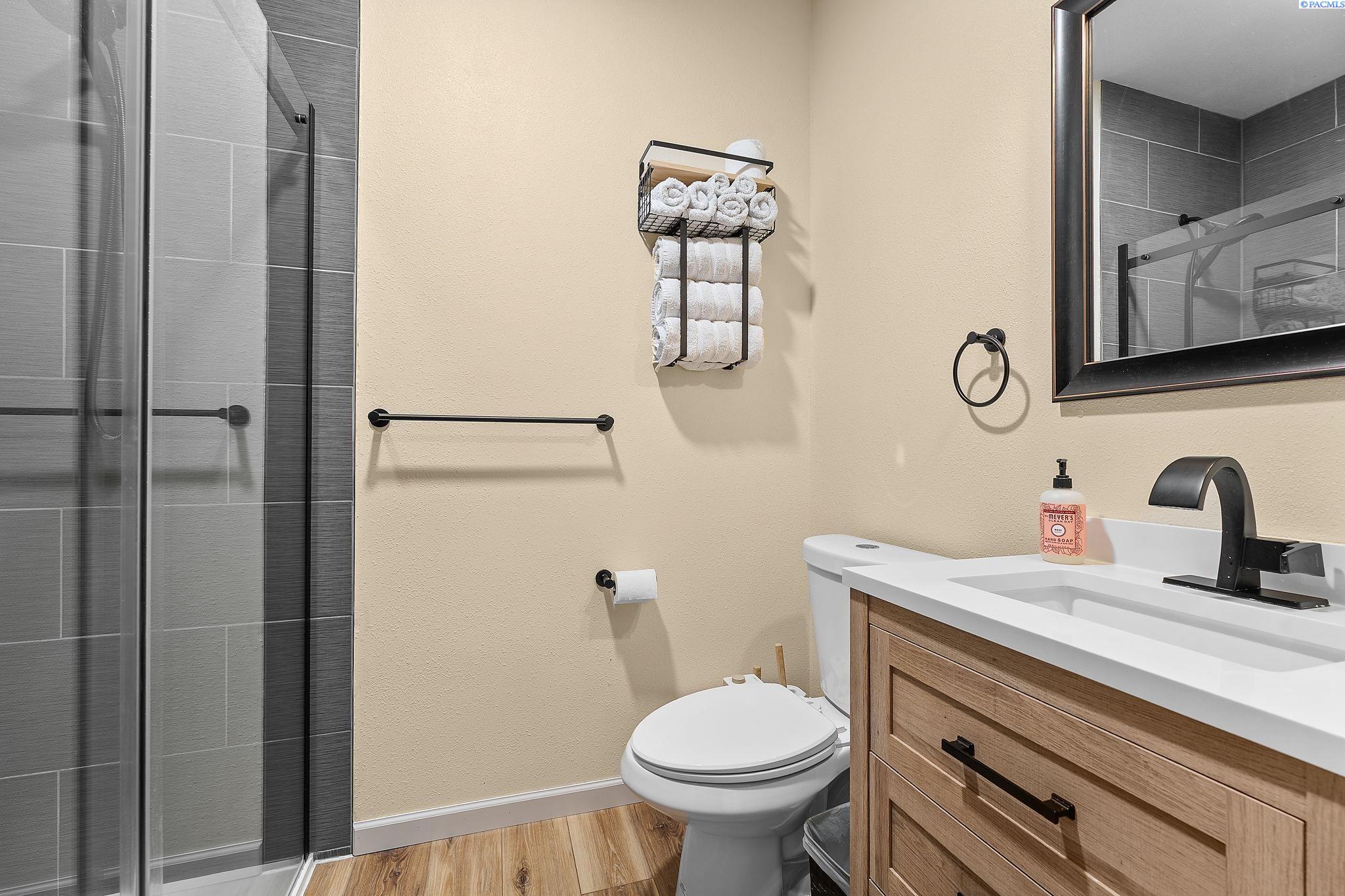 West Richland, Washington, 99353, United States, 5 Bedrooms Bedrooms, ,3 BathroomsBathrooms,Residential,For Sale,1906859