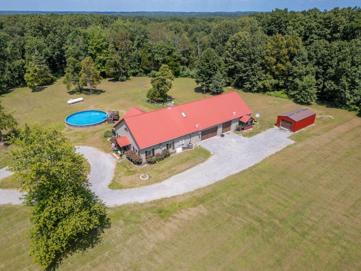 W Frankfort, Illinois, 62896, United States, 5 Bedrooms Bedrooms, ,4 BathroomsBathrooms,Residential,For Sale,1929151